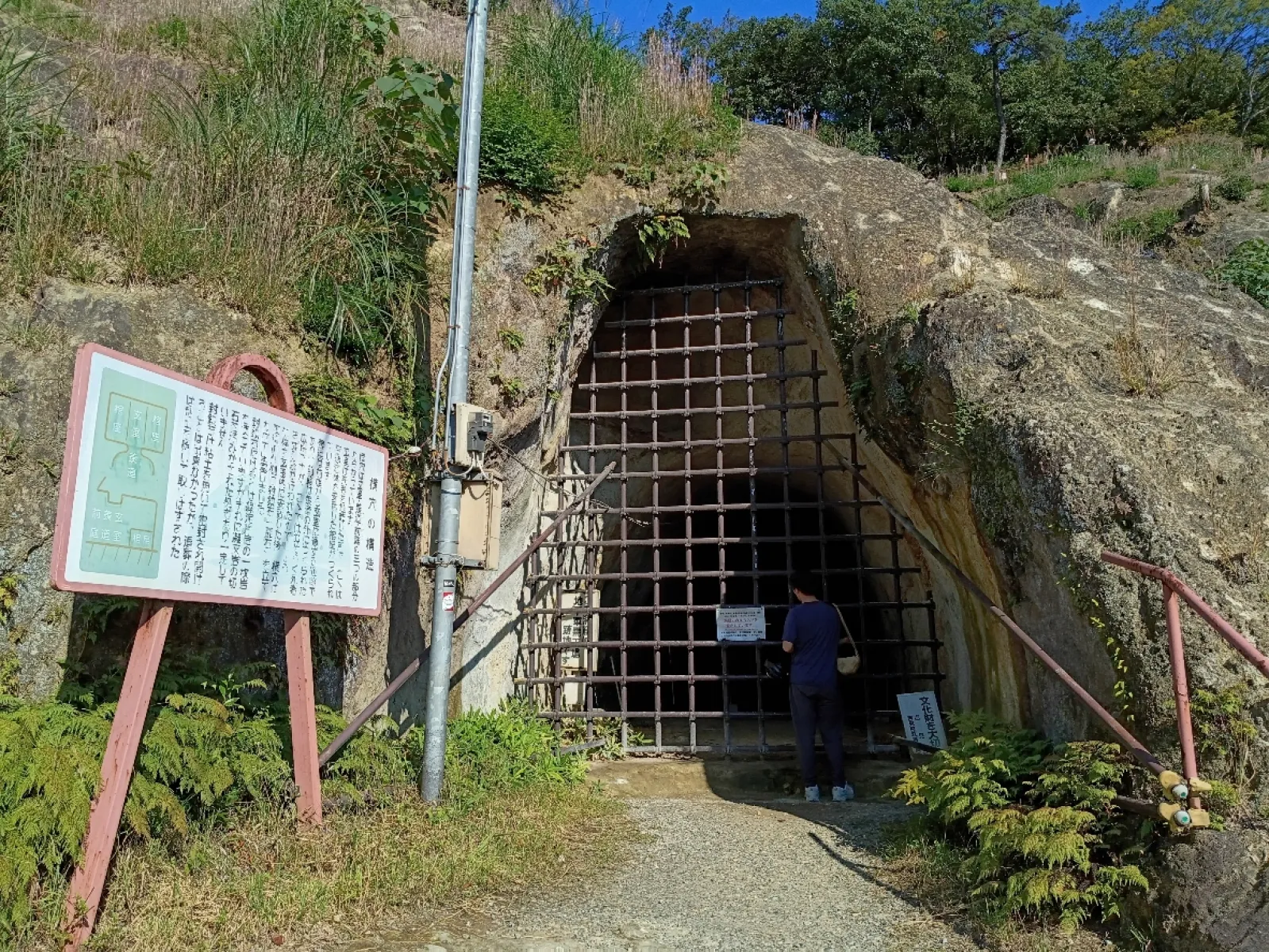 戦時中には大きな洞窟を掘って、軍需工場として使われていました。
外とは別世界の、ひんやりとした風が流れます。
以前はちょっと中に入ることもできたんですけどね。