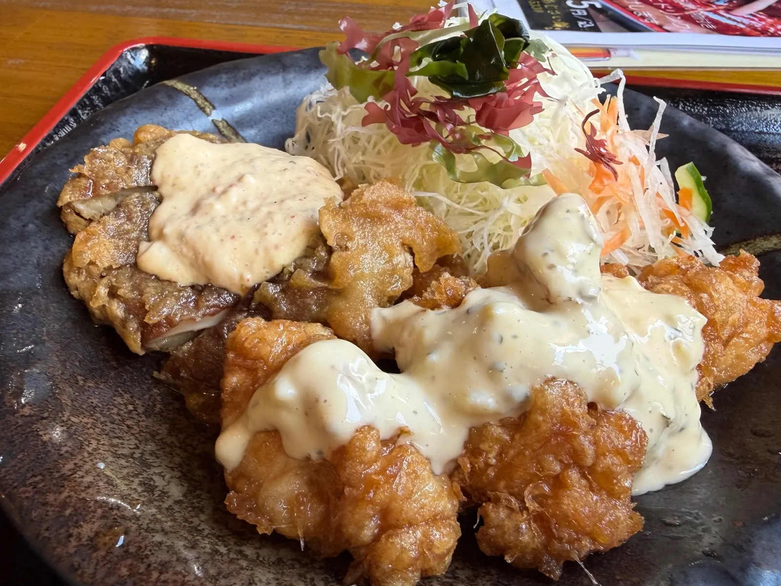 写真手前がチキン南蛮、左奥に見えるのがしいたけ南蛮
気になりお味は、しいたけがぷりっとしていて美味しい！！！初めての感覚！
ただ、あったかいうちが美味しいので早めに食べるのがおすすめ
チキンの方は文句なしの美味しさ、お肉の旨味と甘酸っぱいタレとタルタルのハーモニーがたまりません
道の駅山之口を訪れた際は、ぜひ「しいたけ南蛮」をご賞味あれ！