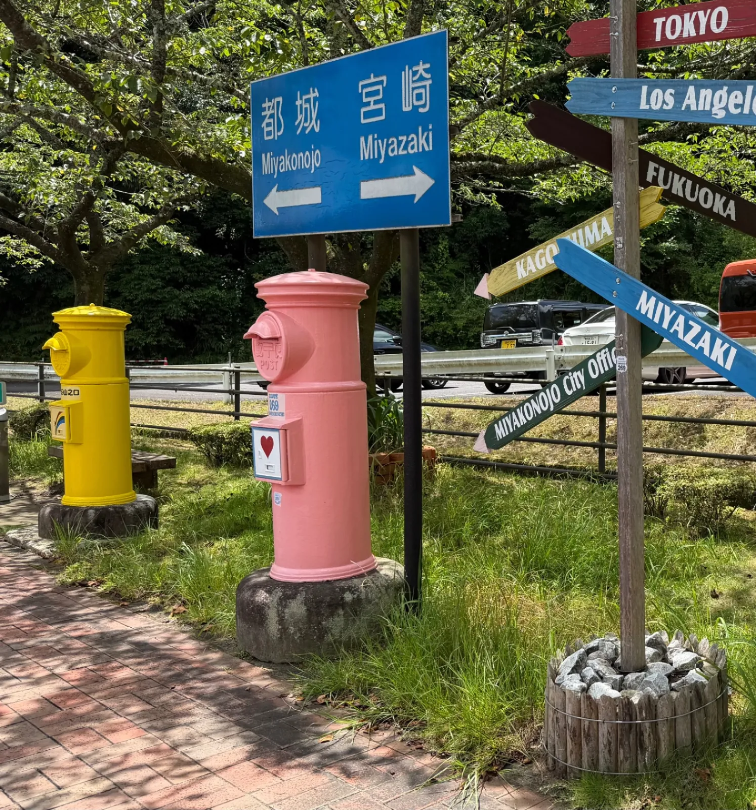 カラフルでかわいいポストがトレードマークの道の駅山之口