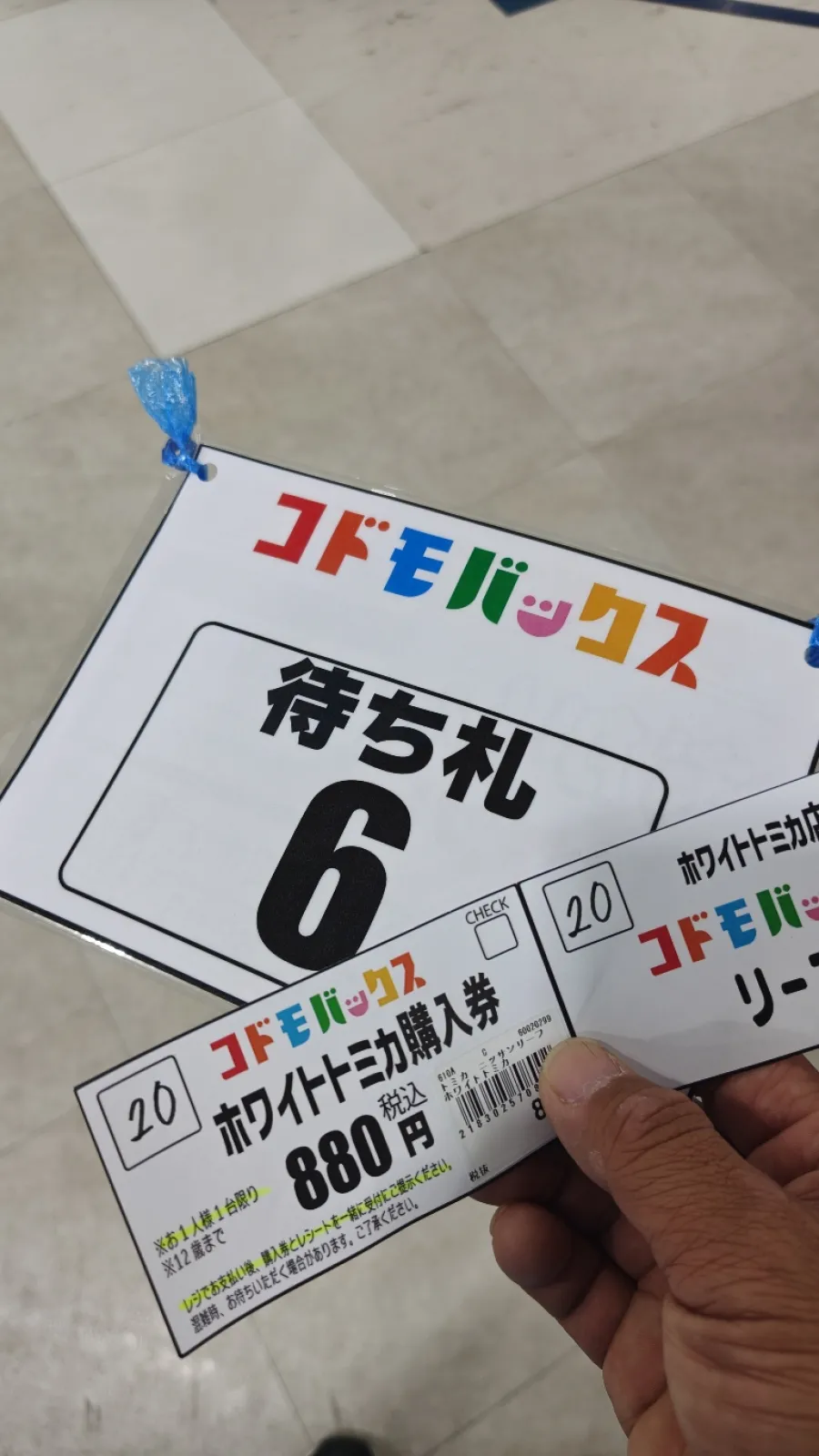 こちらはスーパーオートバックスなのでトミカ販売もあり、ピット体験は待ちがあったので先にトミカ購入と塗りに2階に行きました。