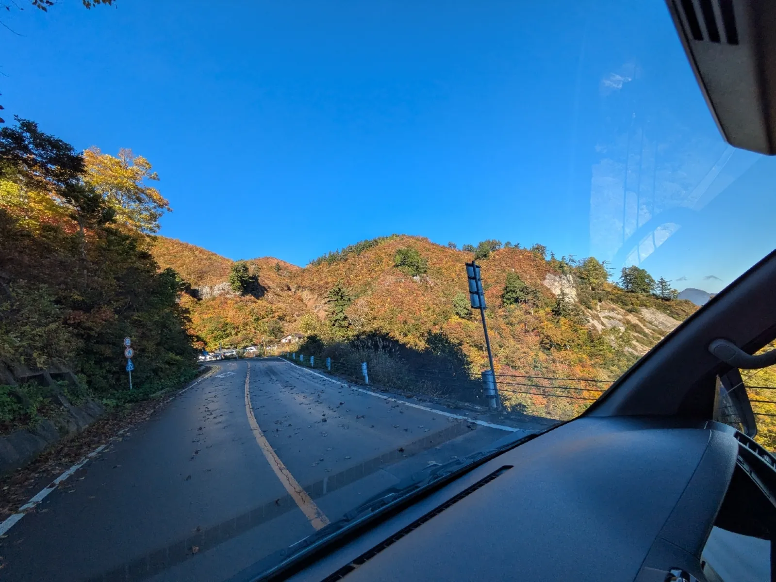 紅葉もはじまってました
片道1700円とお高い道路ですが
行って良かったです