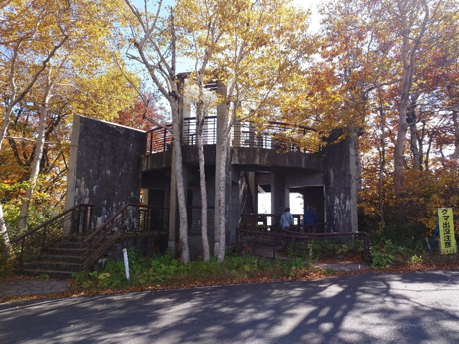 十和田湖の北側、御鼻部山にある展望台です。
鉄筋コンクリート造の建物で２階がテラスになっています。