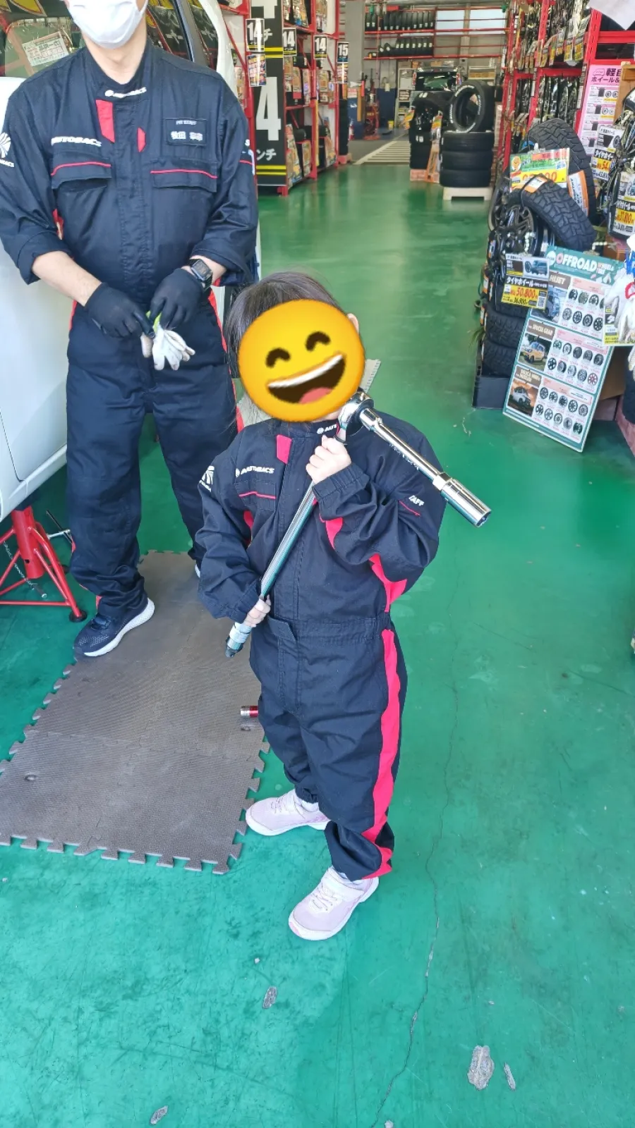 最後にポーズ決めてここは終わり。
最初に撮影した写真でバッジと免許証が出来てるので取りに行きました。