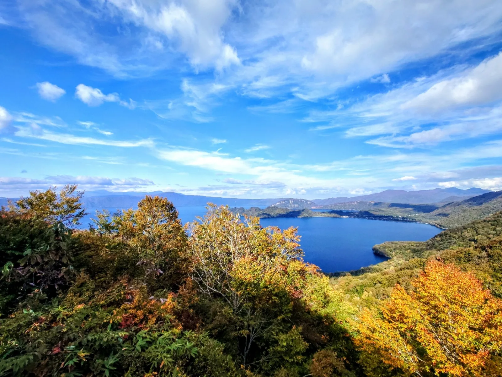 ここからの眺めもなかなかです。
十和田湖周りの展望台を全部回ろうと思っていたのに道間違えて２箇所すっ飛ばした。
ショック！！orz