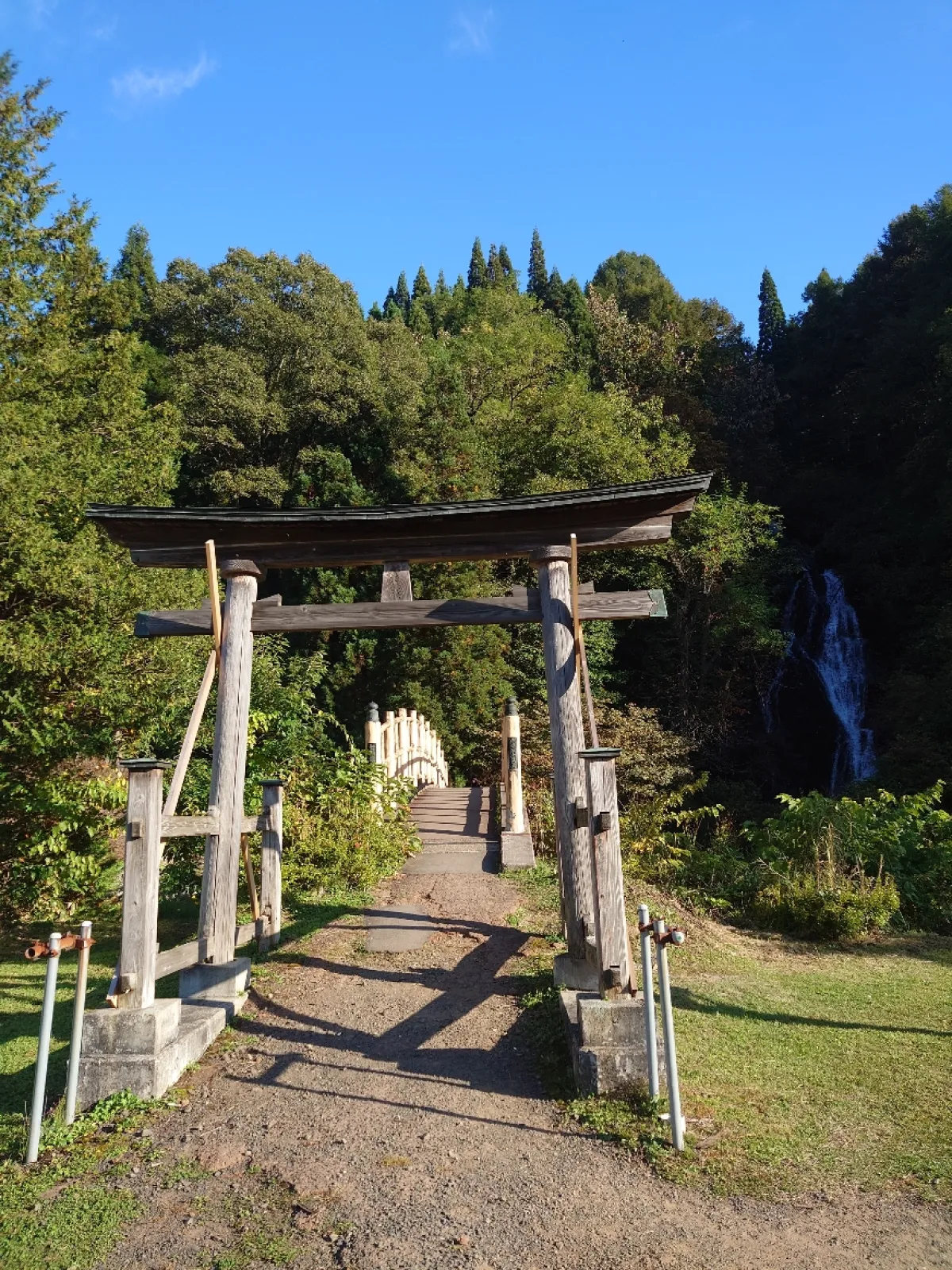 七滝に向かう橋の前に鳥居があったので神社があるのかも？とは思っていました。