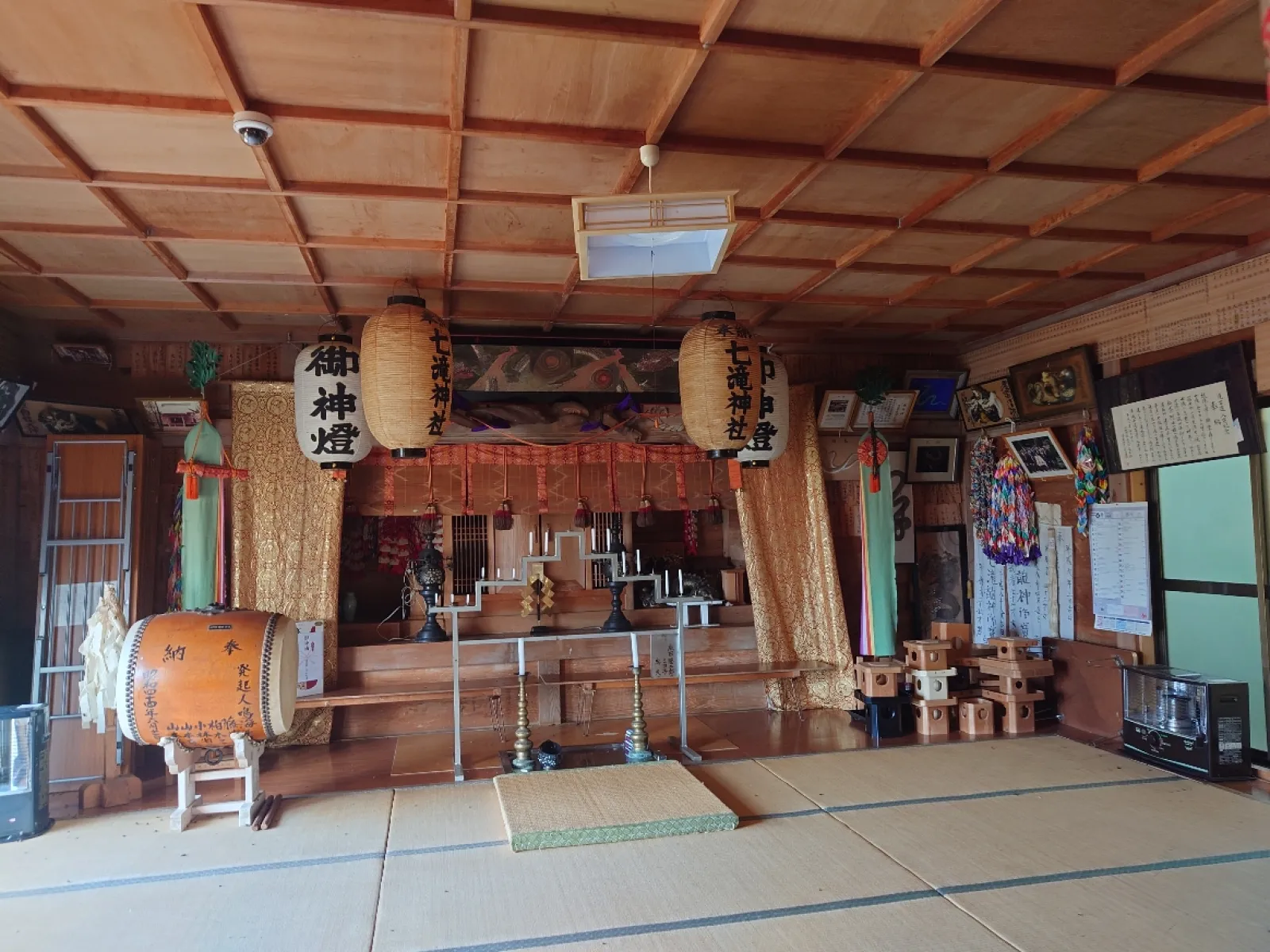 道の駅「こさか七滝」の向かいにある七滝の脇にある神社です。
御朱印は無いそうです。
道の駅「こさか七滝」で、御札と御守りのセットを販売しています。