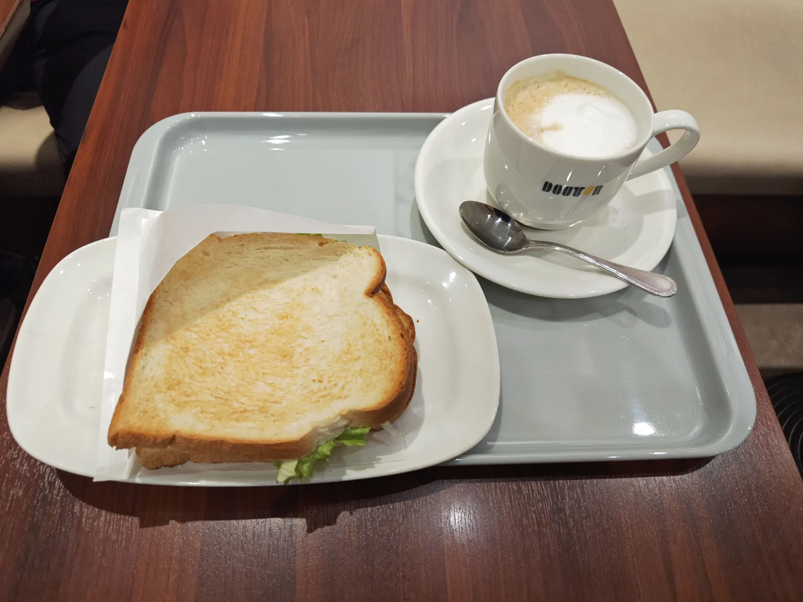 カフェのモーニングメニューって色々ありますよね。今回はドトールコーヒーを利用しましたが、モーニングメニューは「モーニングA」
ハムタマゴレタスサンドイッチ🥪に、ホットのカフェラテ(Mサイズ)
ハズレもなく、どれも美味しく安心して食べれます！ドトールコーヒーのモーニングメニューで迷ったらオススメです！

#ドトールコーヒー #カフェモーニング #モーニングメニュー #サンドイッチ #ホットカフェラテ
