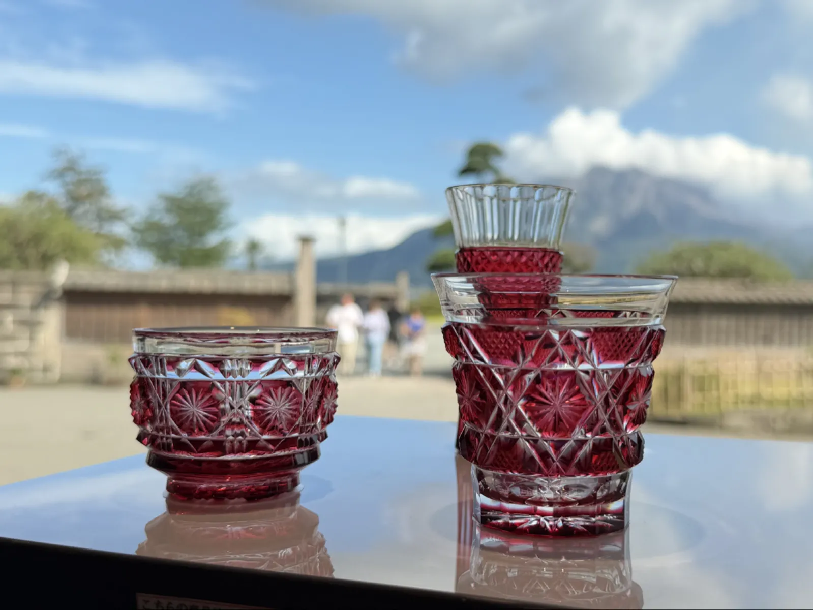 鹿児島の仙巌園内にある薩摩切子のお店
とっても美しいです
いつかは欲しい薩摩切子
これでお酒飲んだら美味しいだろうなあ