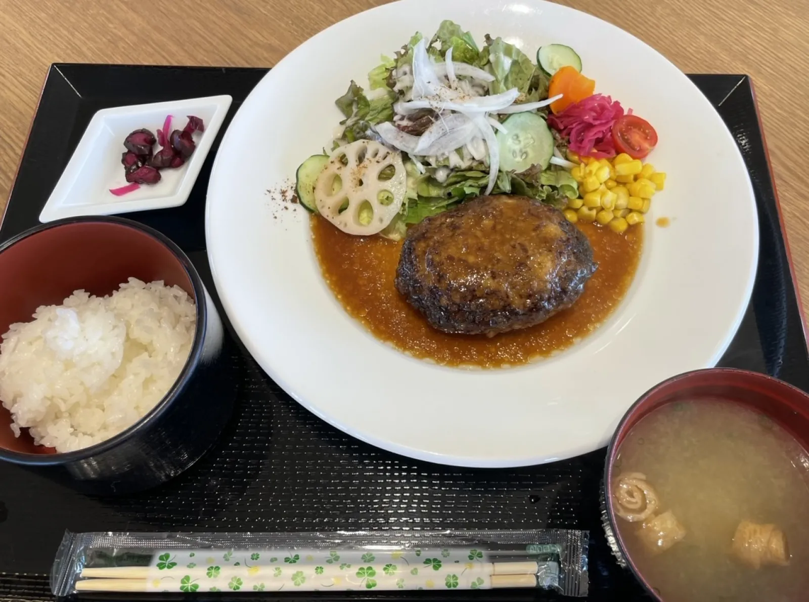 道の駅しろいしのオススメはなんといってもレンコン！
一階の地元の野菜コーナーでは、他の道の駅では出会えない量のレンコンと出会えました
2階はレストランになっていて、蓮根ハンバーグなるものがありました