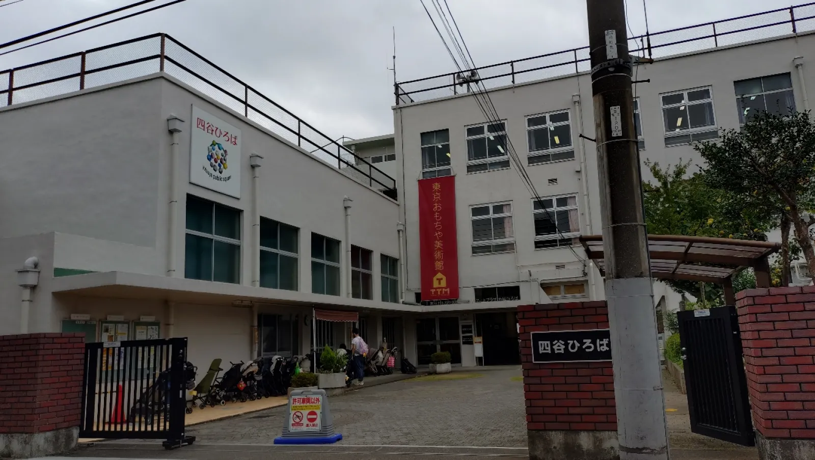 駐車場の用意は無いようです。
そばにコインパーキングがありました。