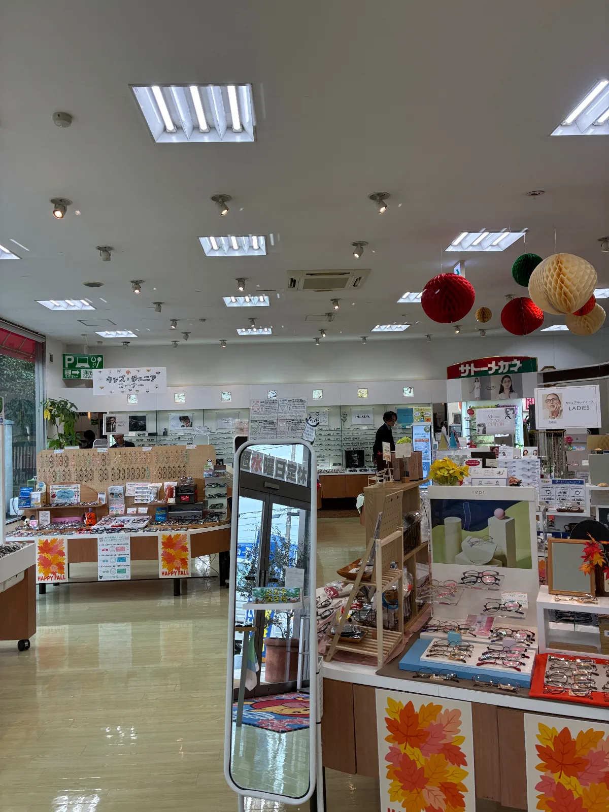 とにかく店内の床がピカピカで、本当に気持ちがいいですね。

聞くところによると、こちらのお店では年に何回か、スタッフの皆さん総出で大掃除をされるそうです。

床だけでなく、ガラスも鏡も綺麗ですし、陳列棚にもほこり一つ見当たりません。お店というのは本来こうあるべきだと思いますね。店舗によっては陳列棚がほこりだらけのところもありますから。

そういう意味でも、こちらのお店は非常に好感が持てます。

私は毎年3本ぐらいメガネを作り替えるので、これまでこちらで何十本お願いしたかわからないほどです（笑）。

技術面もしっかりしていますし、安心してお任せできます。価格は最近のメガネ量販店と比べれば少し高めですが、それだけの価値はあると思っています。

何より、これだけ清掃が行き届いているお店は、利用する側としても気持ちがいいものですね。

私はおすすめのお店です。お近くの方は、ぜひ一度利用してみてはいかがでしょうか。