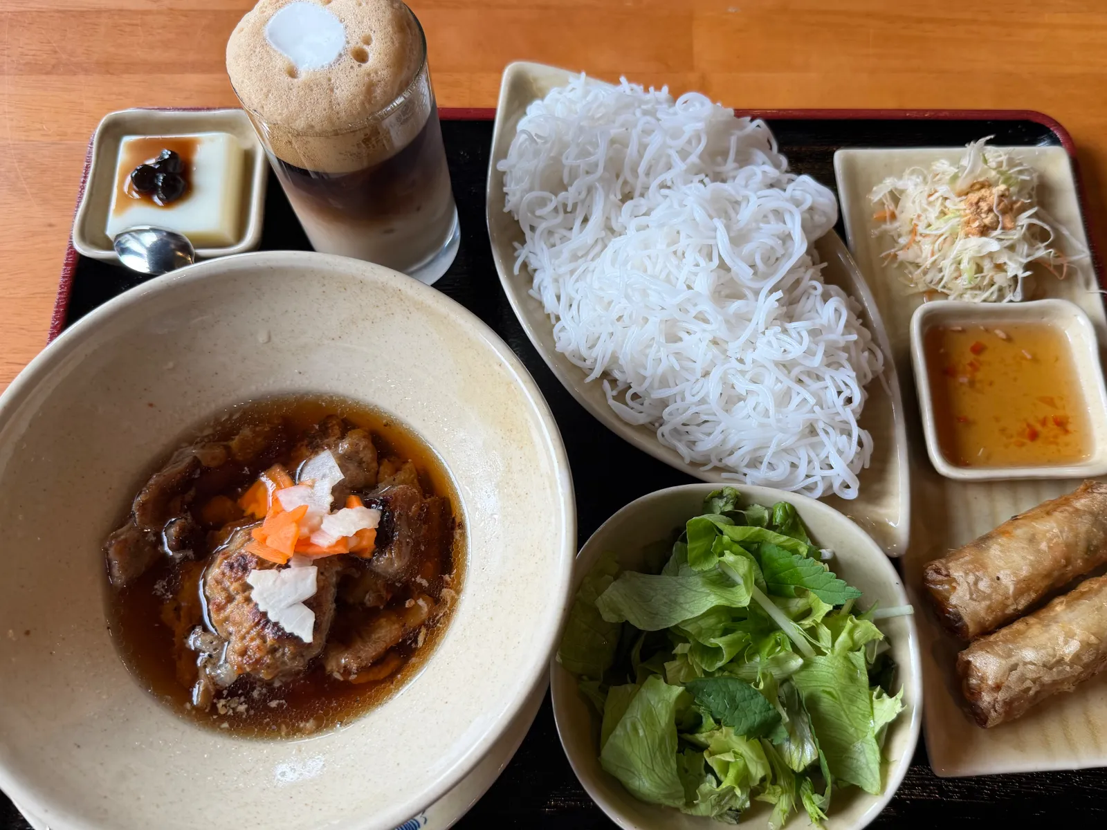 福岡の中洲にあるベトナム料理のお店、ベトナミーズクイシンでお昼ご飯
ブンチャーといえば昔、オバマ元大統領がベトナム訪問時に食べて有名になっていました

お米の面を、お肉の入ったスープにつけて食べる「つけ麺」のような料理です
お肉はバラ肉を焼いたものと、つくね状のものが入っておりジューシーで香ばしいです
セットの揚げ春巻きと塩コーヒーも美味でした
