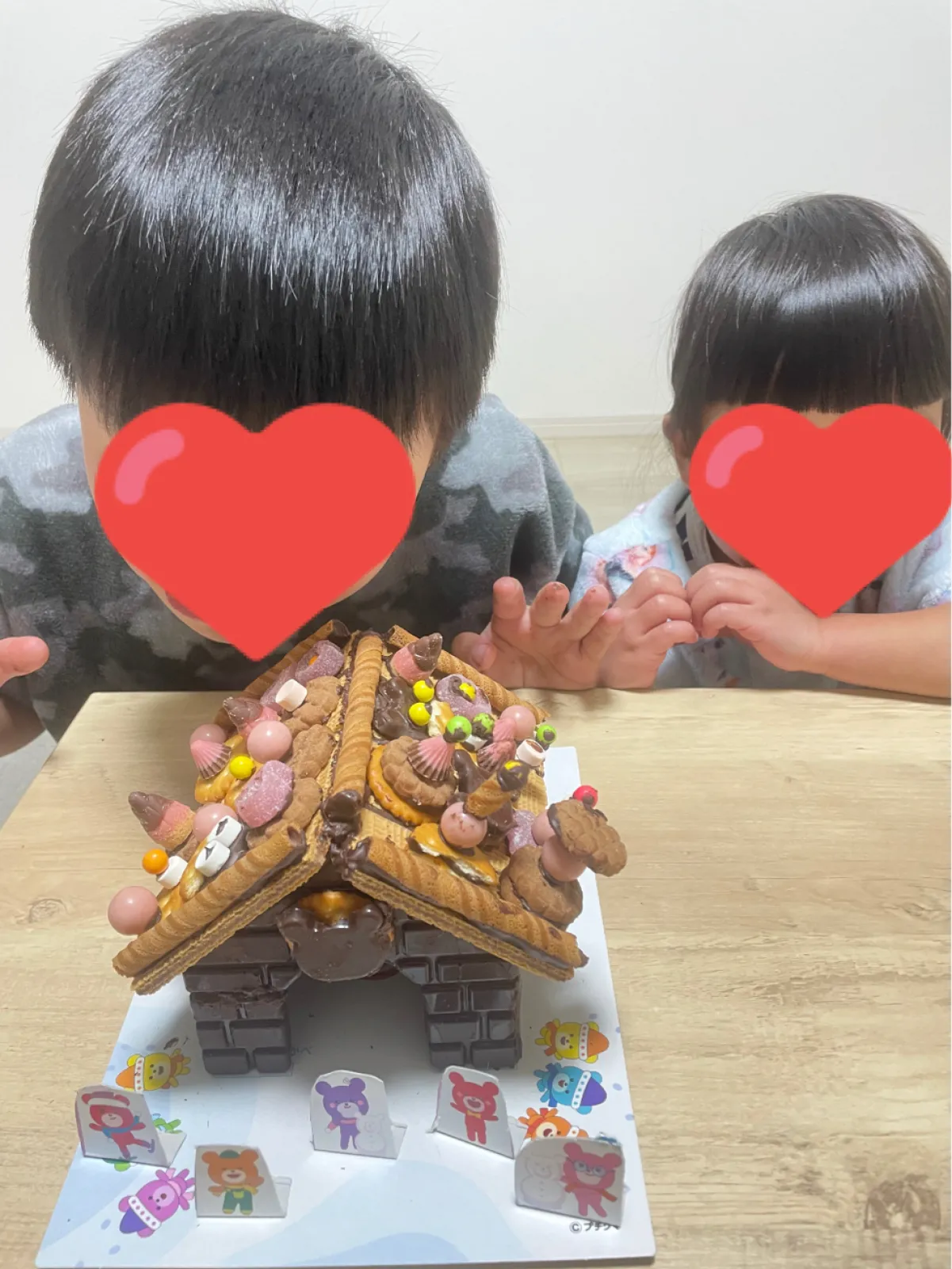会社の後輩くんが子どもたちにくれて冬休みに作ってみました〜🍬🍭🍫
可愛い美味しい楽しかった〜
2時間かかった😂