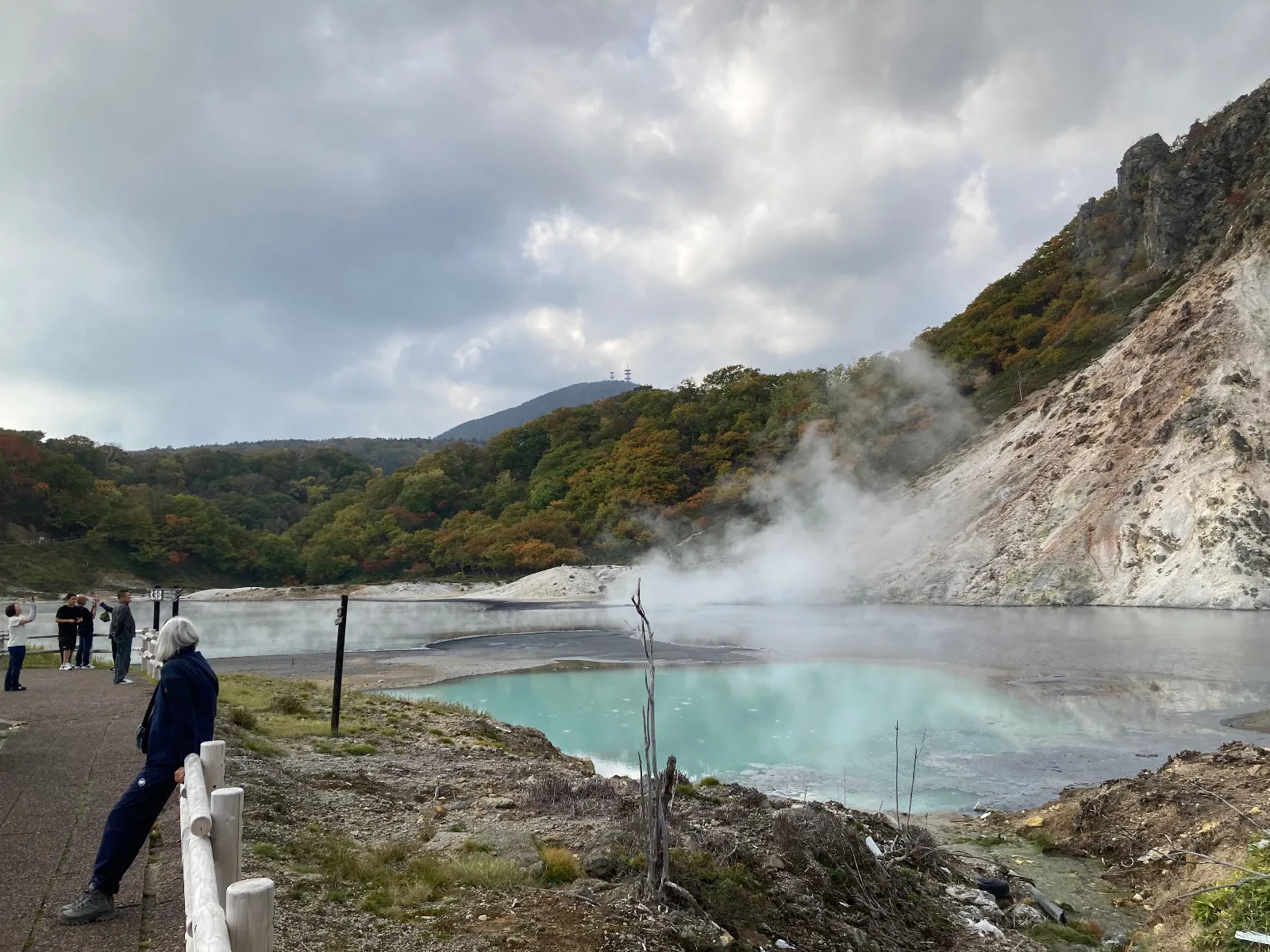 歩いて来たところがこちら。
実は車でも上がって来れます。
地面の泥から湧いています。