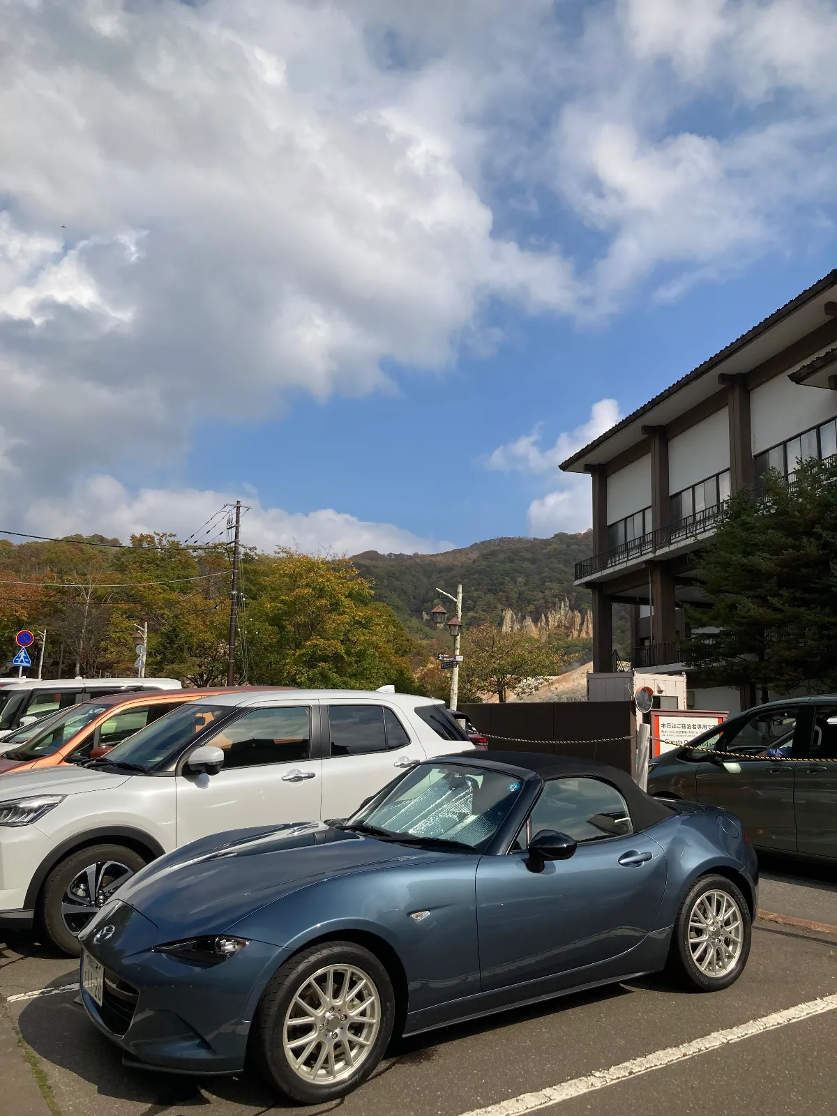 支笏湖経由で苫小牧に向かい、西の登別温泉の地獄谷に来ました。登別温泉街は、地獄谷の真横にあり、湧出した温泉をそのまま引いて使っているみたいです。地獄谷は大きめのところと、さらに奥に入ってもう一つあります。
ちょっとしたトレッキングコース。

いい運動です。
