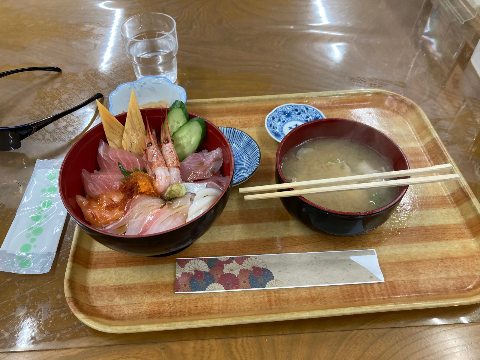 牡鹿の鮮魚店があったので、海鮮丼を食べて、
また秋田の町を探索します。

続きはまた。
