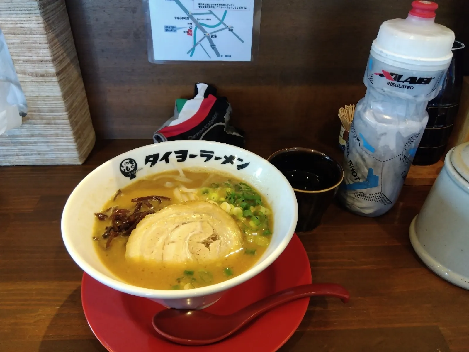 大阪府堺市にある岡本太郎のグッズが溢れたラーメン屋さんです。一番人気はとんこつでしたがみそラーメンも美味しかったです。