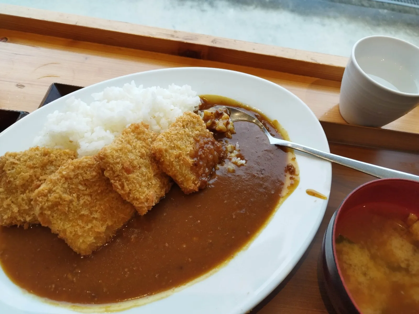 本州最南端に近い道の駅の食事処でマグロカツのカレー。食券制でみそ汁つき。