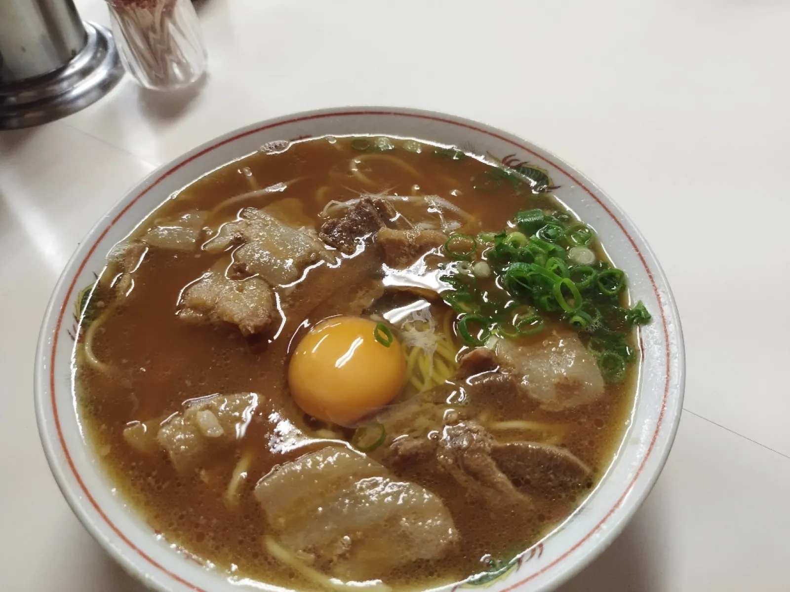 徳島県のラーメンといえば豚肉と生玉子が入っている。一緒に白米が食べたくなる。