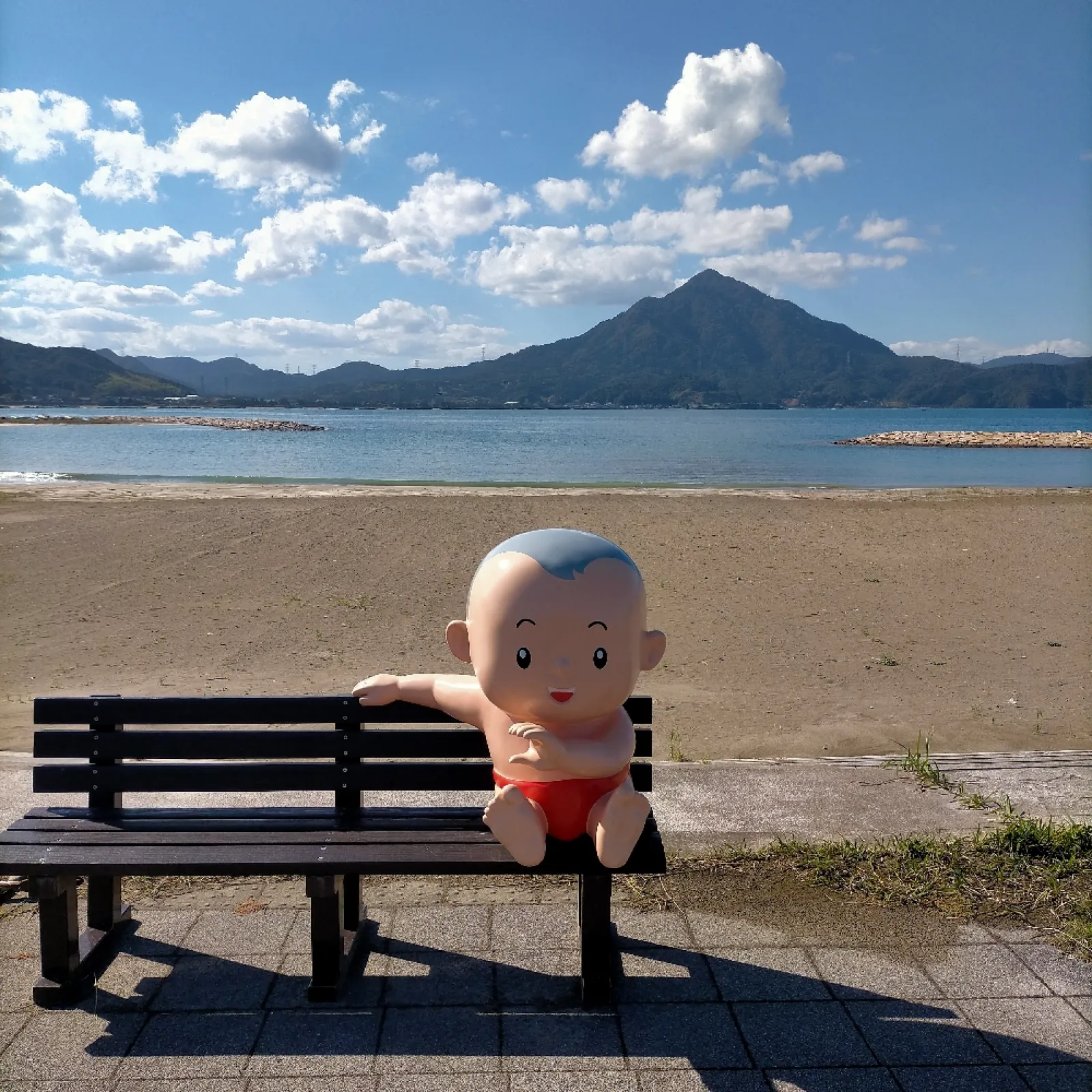 福井県高浜町にて。ビーチに何だか怪しいものが…。どうも高浜町のキャラクターで、赤ふん坊やと言うらしいです。