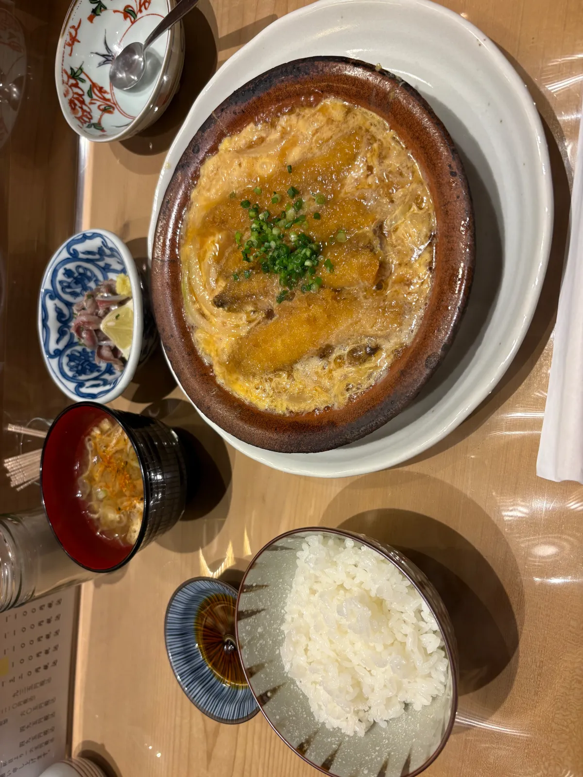 夜は高級割烹店で入店できませんがランチは鰯の柳川鍋、フライ、お刺身のみのリーズナブルのお店です。
