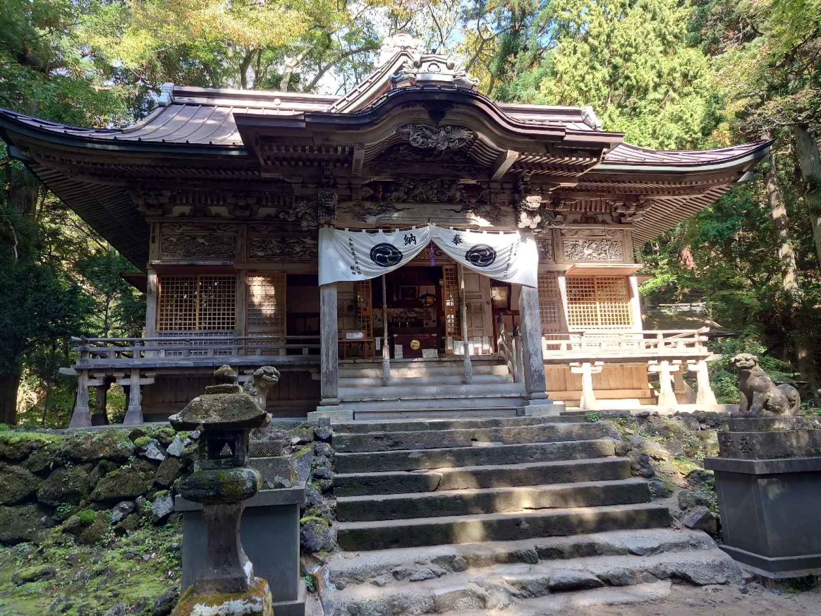 白木造りの味のある拝殿を御参りしました。