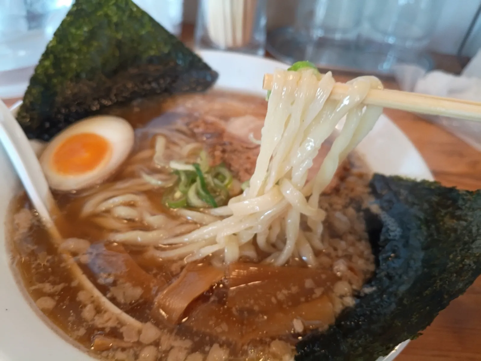 看板メニューのうめまるラーメン、醤油味をオーダー。

縮れた中太の自家製麺はツルモチで喉越しgood。
チャーシューも肉厚で、箸で崩れるほどホロホロに煮込まれています。

背脂が乗せられていますがしつこさはなく、キレのある醤油スープにコクを添えています。

はるばる来た甲斐がありました。