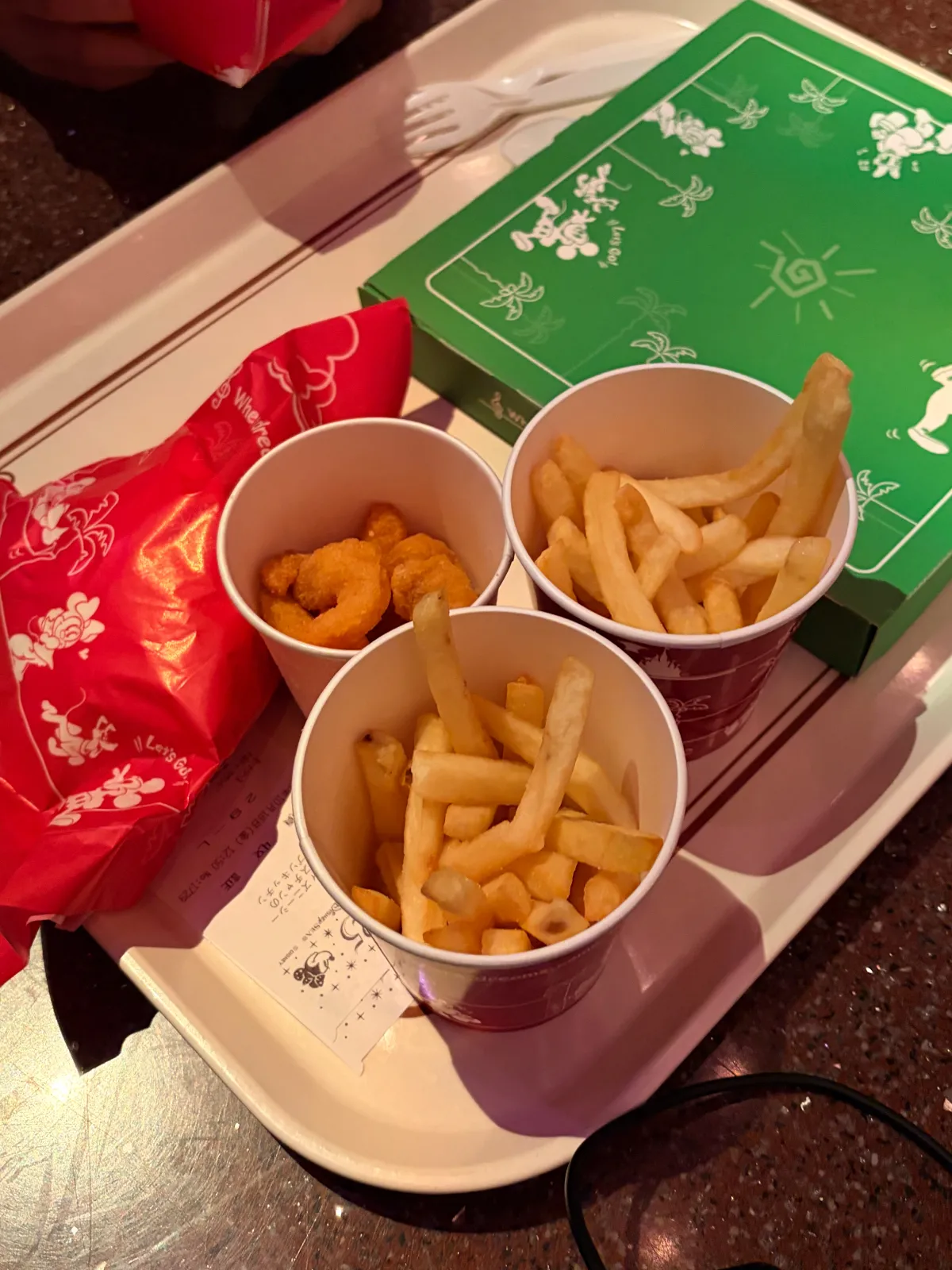 昼食はマーメイドラグーンで
ポテト 280円
ピザ 980円
トルティーヤ ？？？円

ディズニーグルメは外れなく美味しいし、金額も普通の飲食店と同じくらい？？