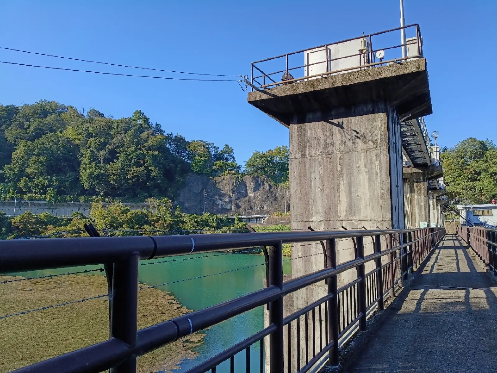 堤防の上を通行できます。
激しい川の流れの音もあって、ちょっとスリルがあります。