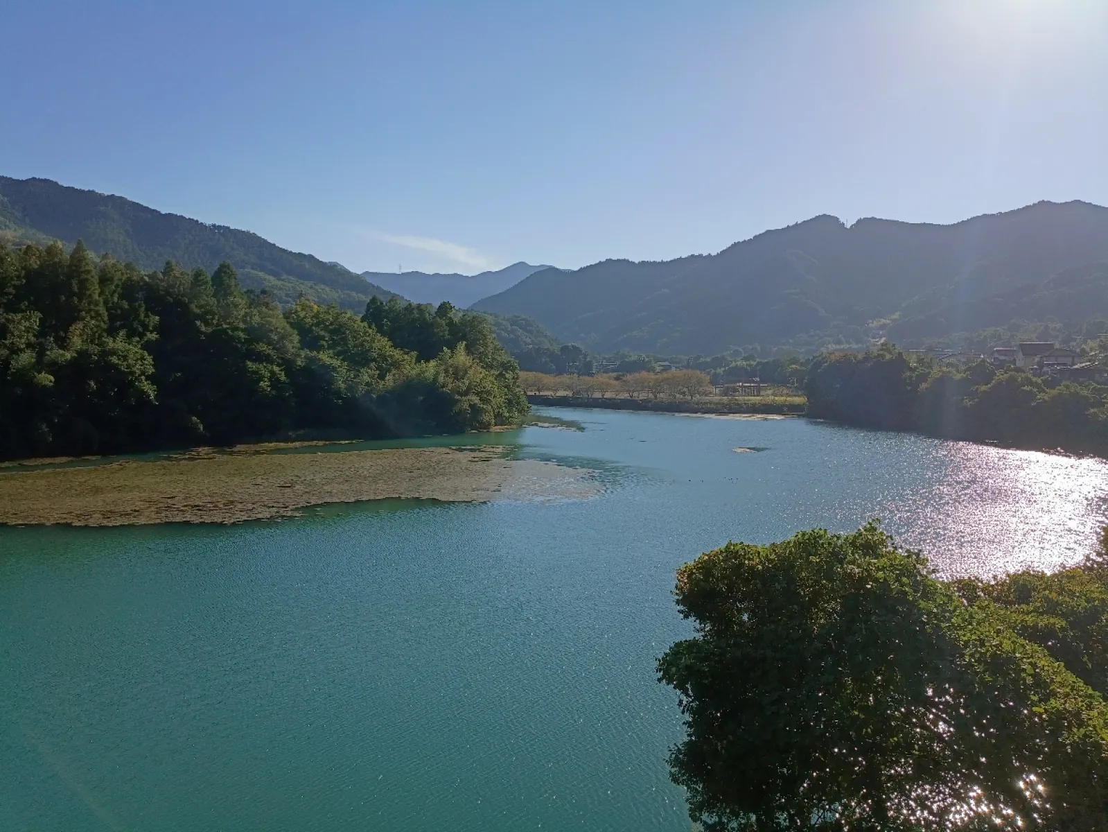 陽の光に輝く湖面。