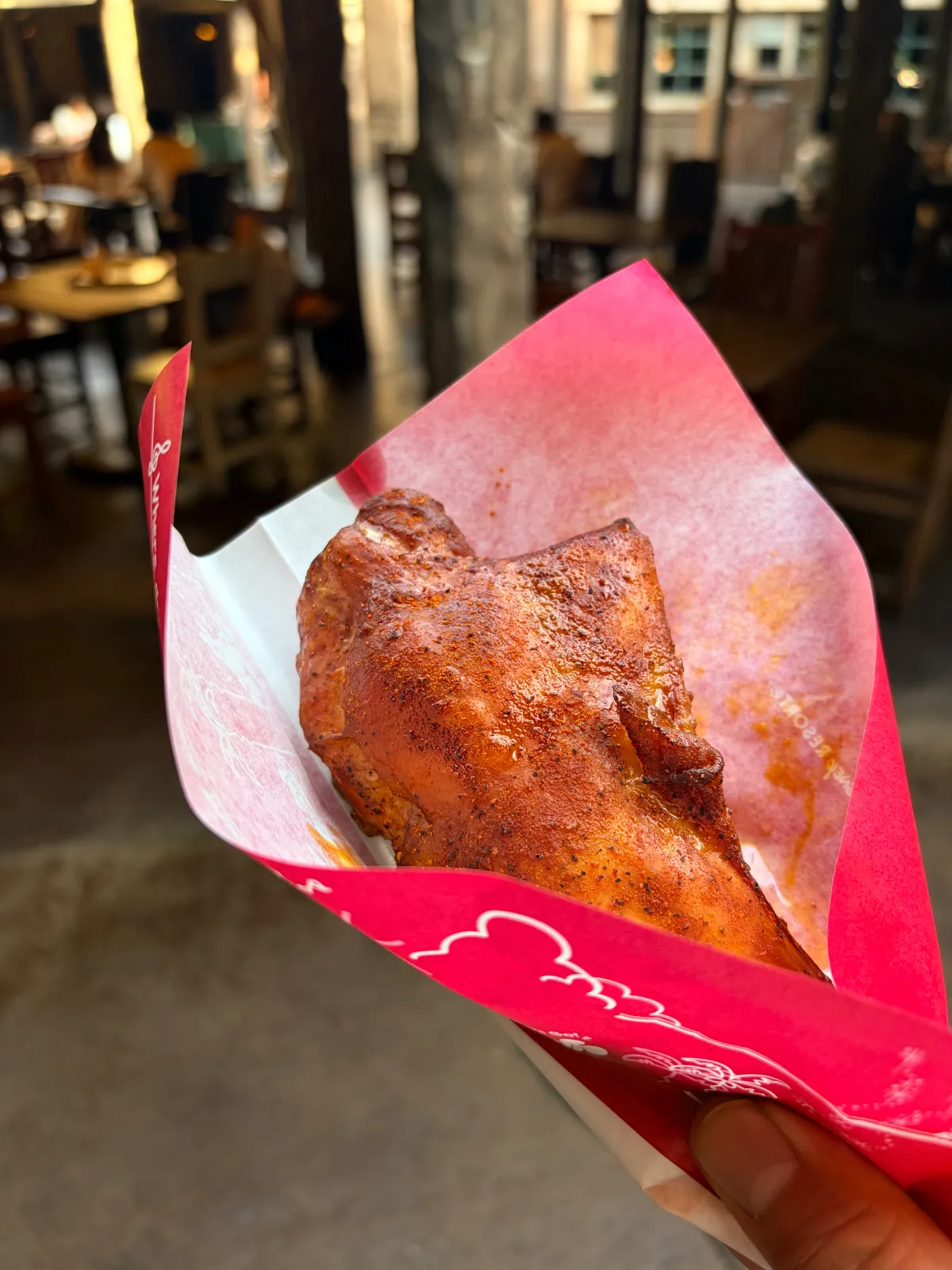 下の子が誕生してから初めてディズニーシー行ってきました😊
スパイシースモークチキン800円

物価高の影響を受け数年前より値上がりしてますが、他施設や生活圏の飲食店が上がりすぎて、パーク内グルメとしては比較的良心的