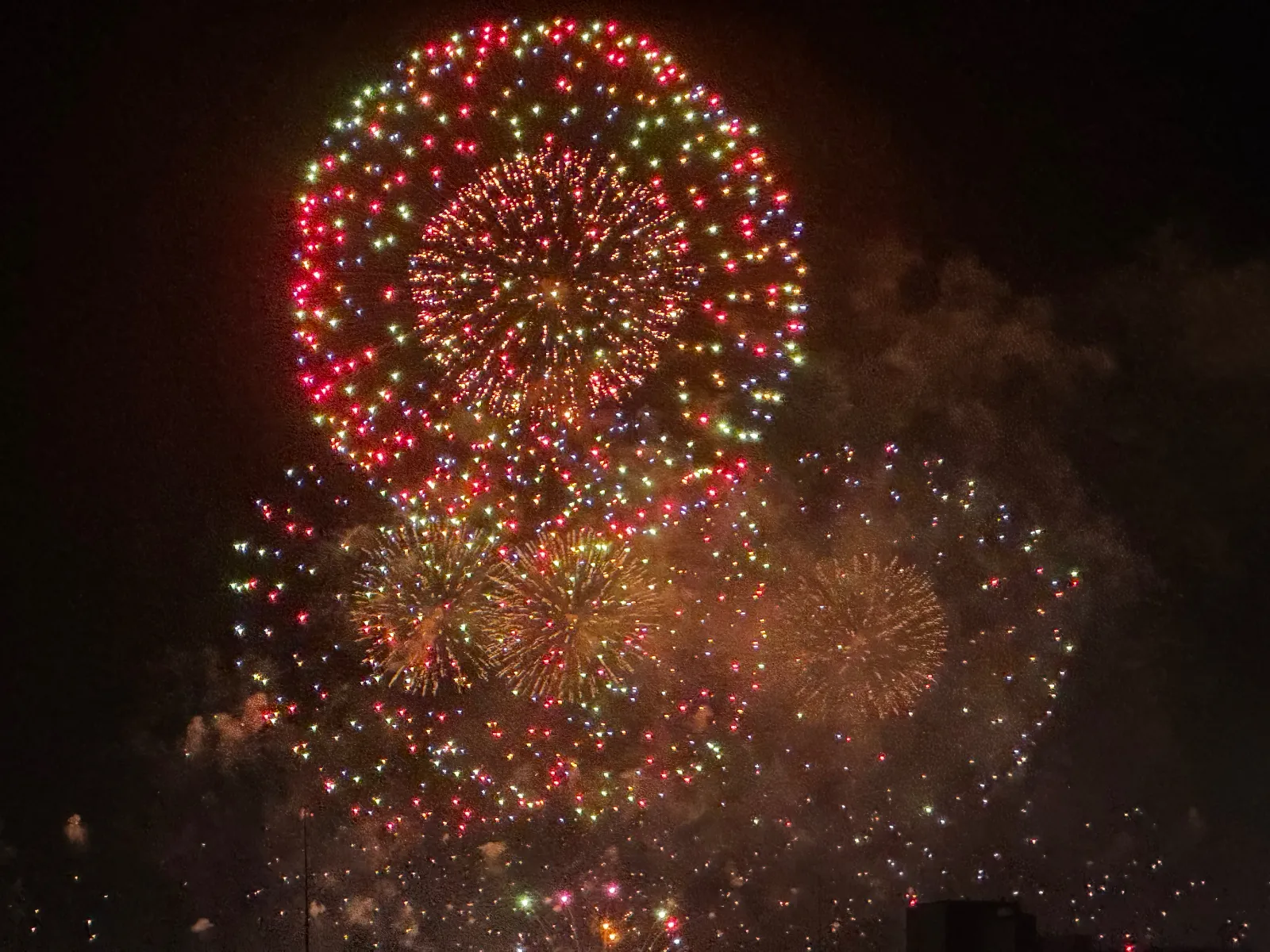 🎆 淀川花火大会 🎆

今日は淀川花火を見るために、特別にお出かけ！

マンションから見る花火は、想像以上にむちゃくちゃきれい✨

夜空いっぱいに広がる大輪の花火。
音は約3秒遅れて届くけど、それもまた臨場感があって最高！

人混みを気にせず、ゆっくり楽しめる贅沢な花火鑑賞😊

やっぱり花火はええなぁ〜🎆

#淀川花火大会 #花火大会 #夏の思い出 #夜空の絶景 #花火最高