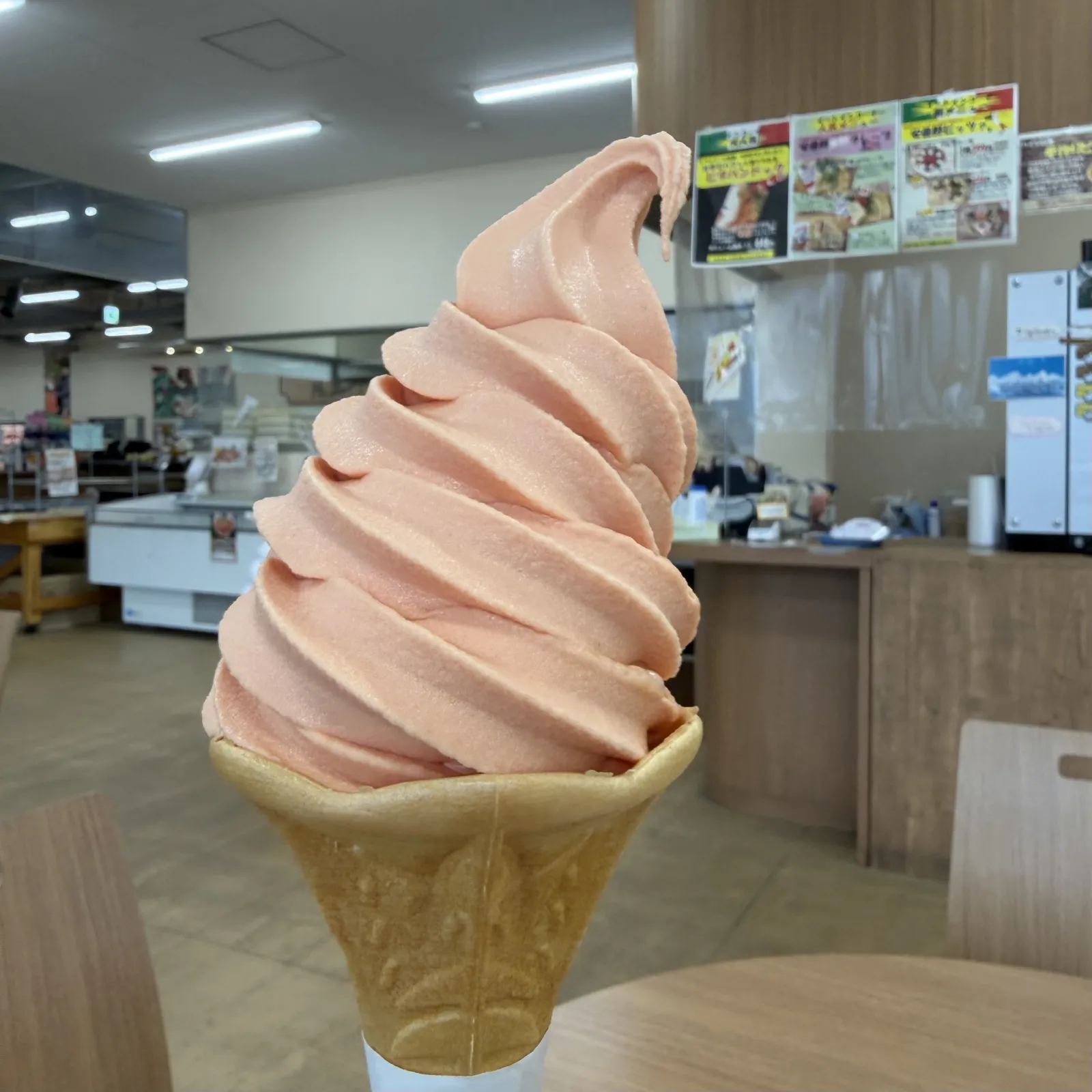 長野県の安曇野スイス村 ハイジの里
季節限定のトマトソフトクリーム
限定に弱いので、美味しいの？とちょっと疑いながら購入したら、びっくりするほど美味しい！
しっかりトマトの味なんだけど、甘くても美味しい
お好みで塩をかけて食べると美味しいらしく、私もかけてみると、これまた美味しい！
トマトとソフトクリームの意外な組み合わせ、良かったです