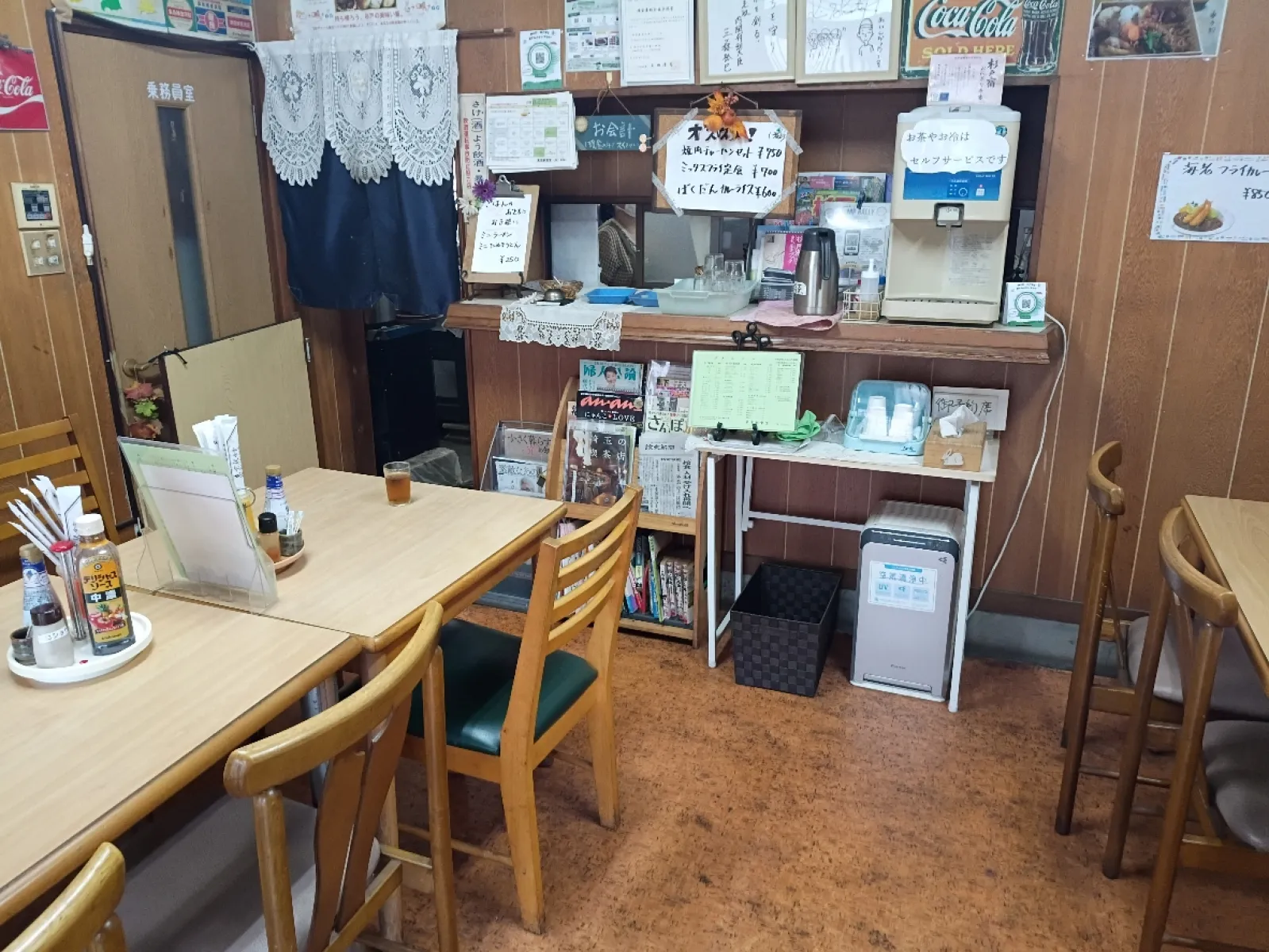 個人のお宅にお邪魔しちゃったかのよう。

昼時を外したので客は私一人でしたが、近所の住民のお食事処になっているようです。