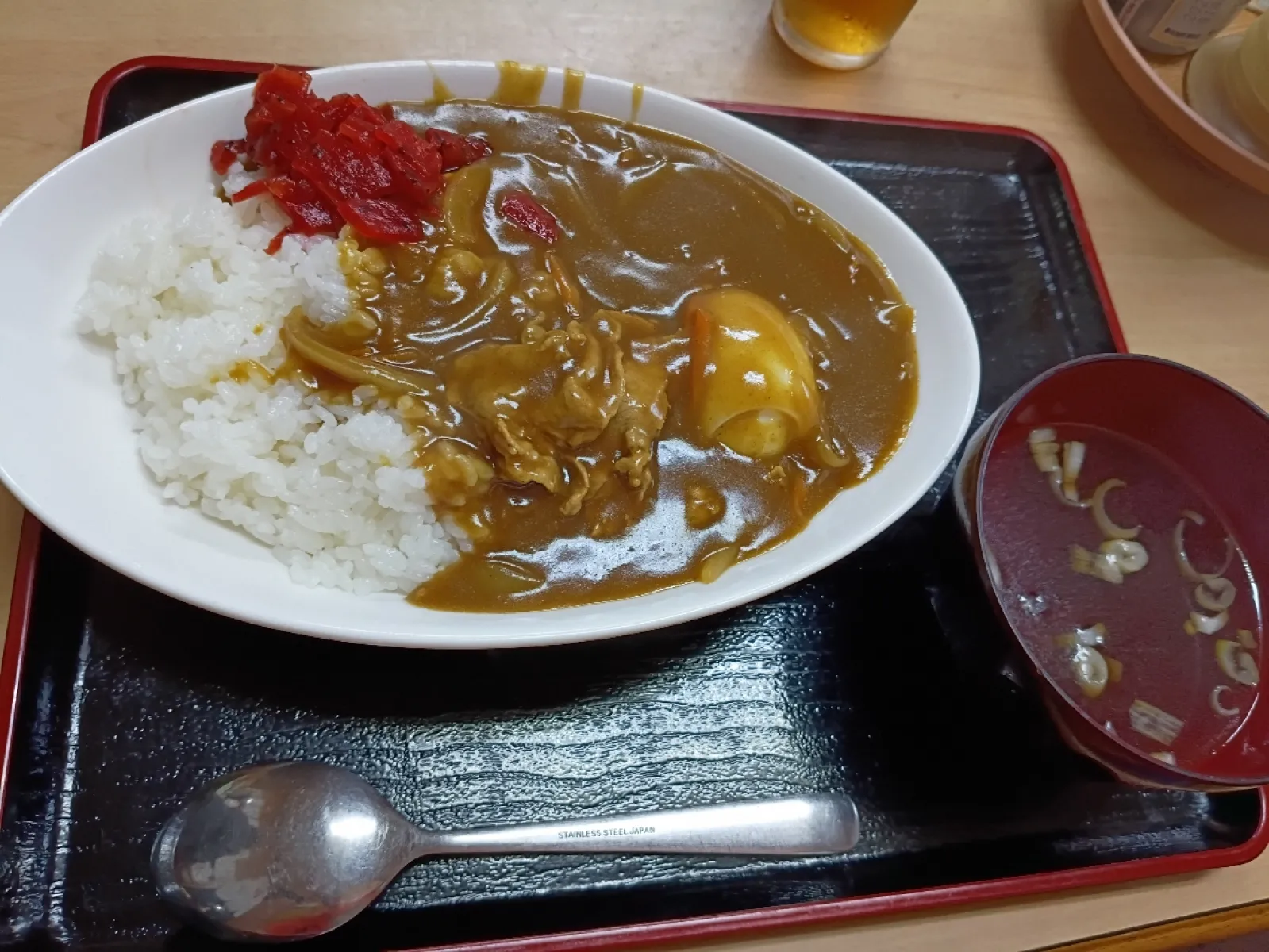 オススメと書かれていた、ばくだんカレー（辛口）をオーダー。
昭和の懐かしい味がします。