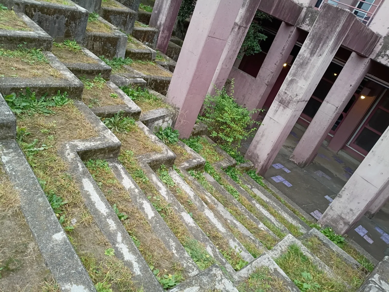 ロボットの園丁が出てきそう。