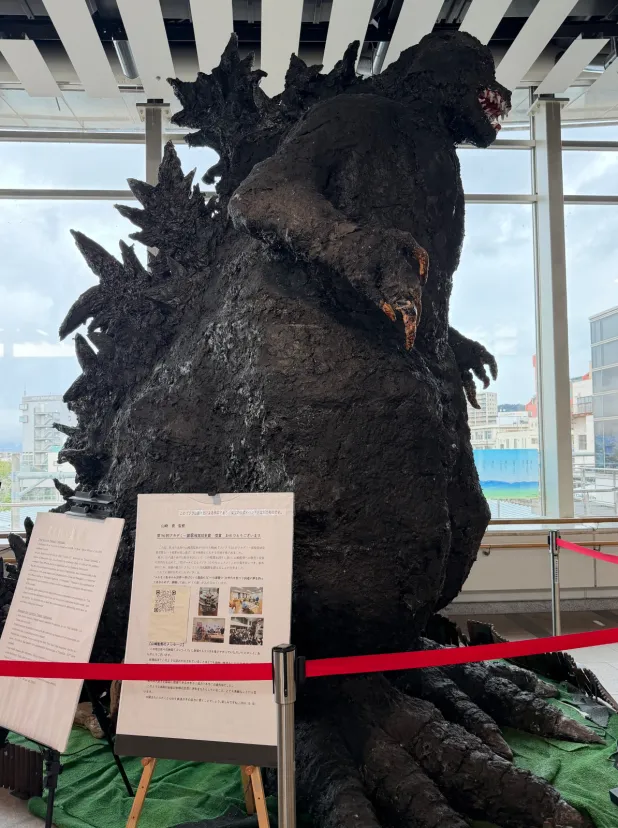 松本駅で見たゴジラ