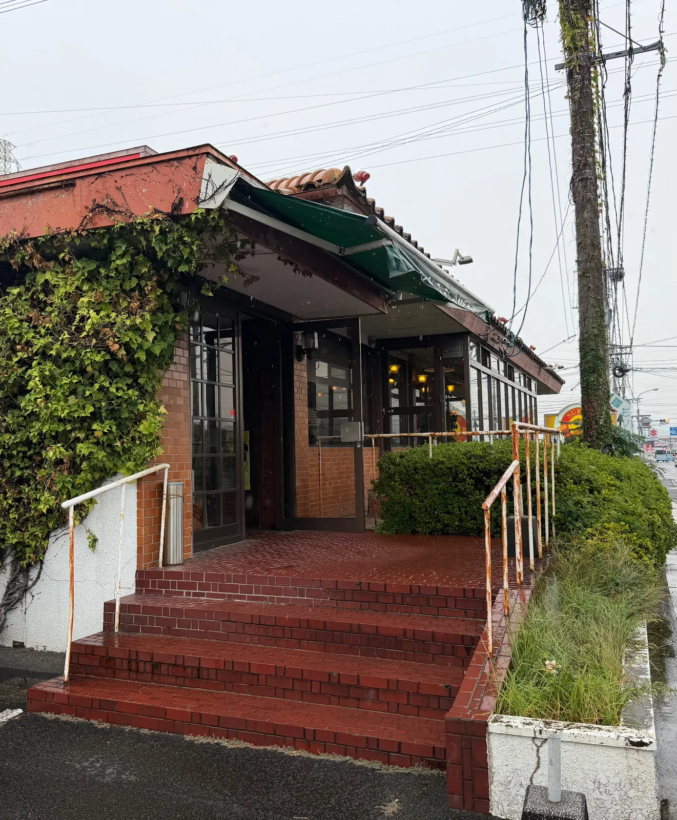 今回は長崎の新大村駅から、Timesカーでヤリスクロスを借りてドライブ
サンセット通りの近くでいい感じの喫茶店を発見
名前は「スコーコーヒーパーク」