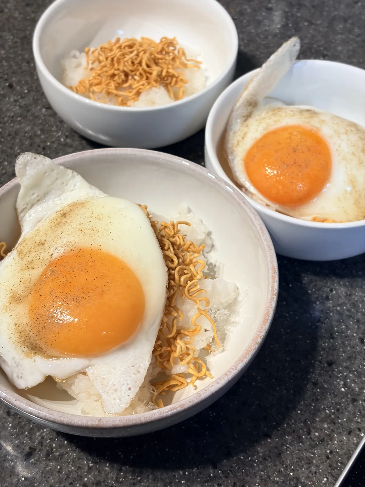 先日の「らぁめし」コメント頂きありがとうございます✨
反響がスゴいのもあって、今朝の朝食は「チキンらぁめし」🐣してみました✨

ライスの上にチキンラーメンほぐし、目玉焼きをOn
子供たちはパリパリが好きなのでそのまま、
私は少しお湯入れてお茶漬け風と思ったら味薄かったですね👅

他にもチキラーアレンジしてるよって方は教えてください✨