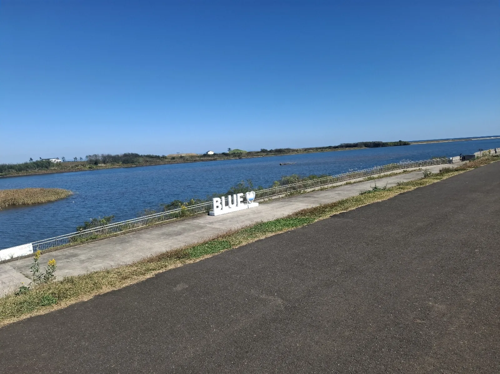 あの恐ろしい津波が来た海とは思えないほど綺麗で穏やかです。
海と川の青、空の青の違いも楽しめました。