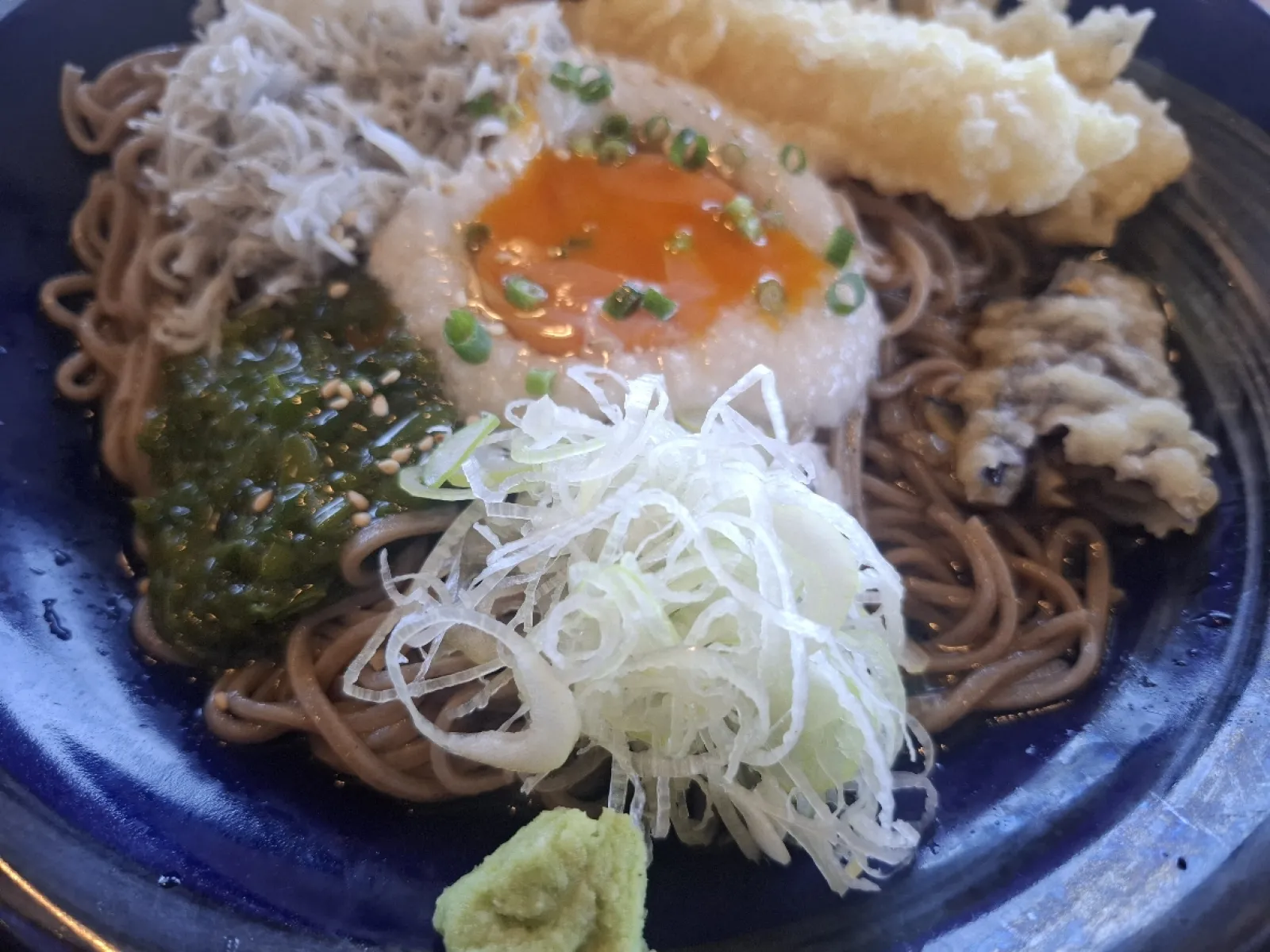 隣接する飲食ブースの一角にある｢浜屋｣さんの、冷しそば1000円
海老天2本、なす天、めかぶ、しらす、ネギ、わさび、大根おろし、たまごと具沢山でボリューム満点。
なす天半分以上食べちゃった（笑）
継続できるよう月一以上のペースで被災地施設にはお釜使いに行きます。
それでも何ヵ所か撤退して空いていました。