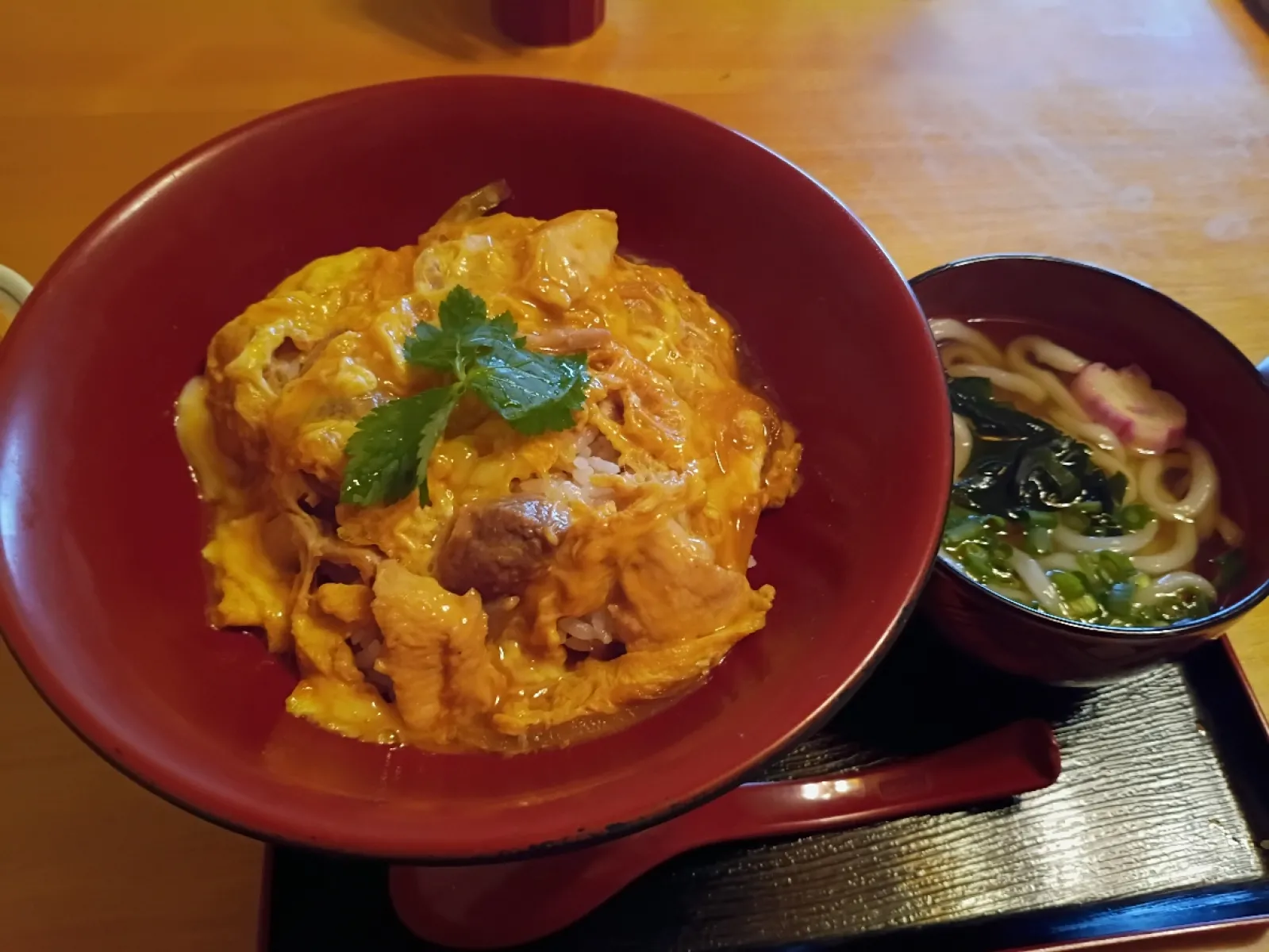 平泉駅からすぐ近くのうどん屋さん。

比内地鶏の親子丼も好評とのことで、賞味してみました。
ミニうどんもついています。

これ「半丼」なんですけど、普通のどんぶり一杯分の量があります。少食の私は半にして正解でした。

お味の方は、お出汁がキリッと効いていて、鶏肉もブヨブヨ感のないしっかりした歯ごたえと香ばしさ。これ美味しいやつです。