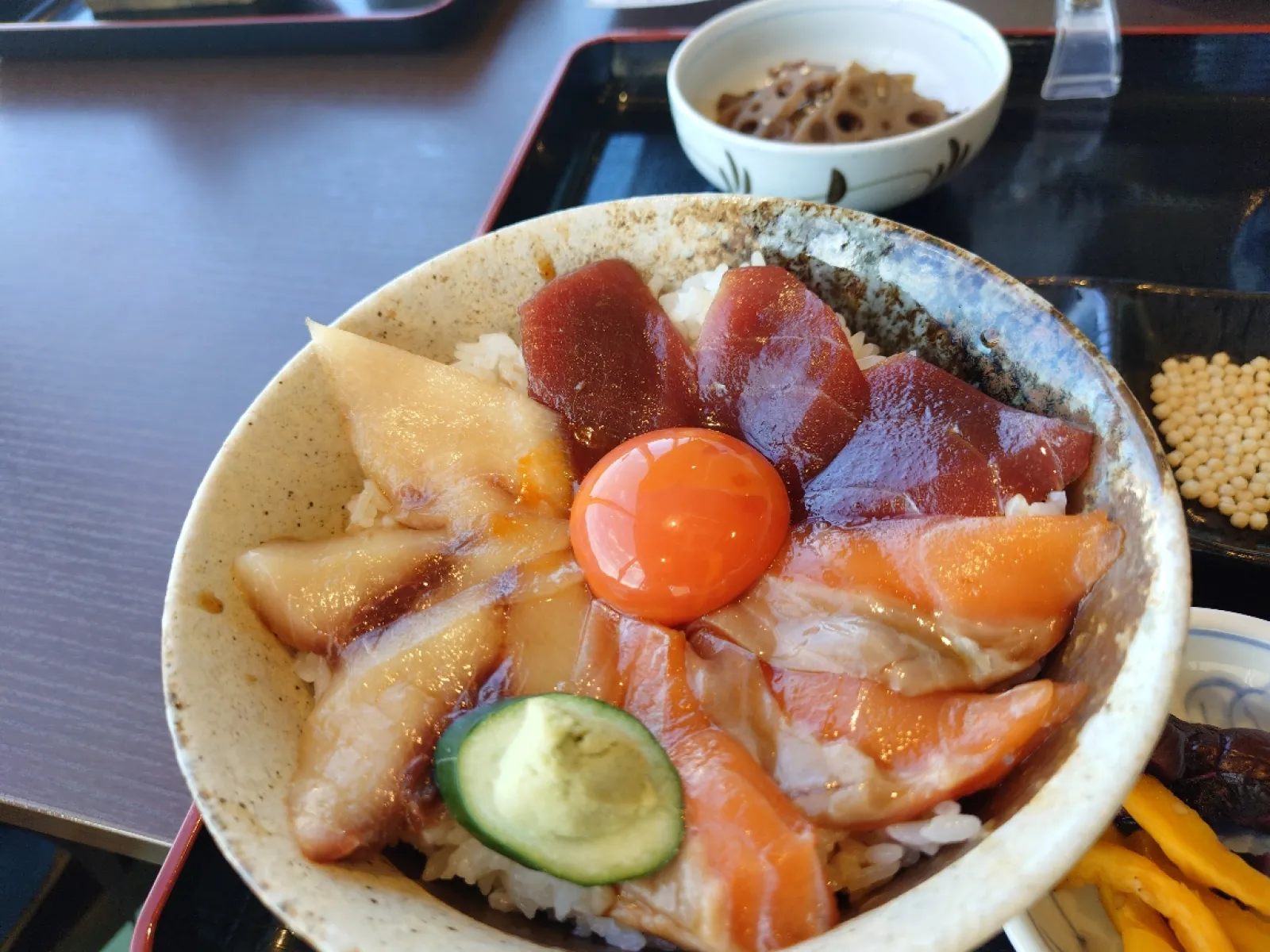 フェリーターミナル食堂とは思えないクオリティです。
昼過ぎにお邪魔しましたところ、平目の漬丼は既に売り切れでした。