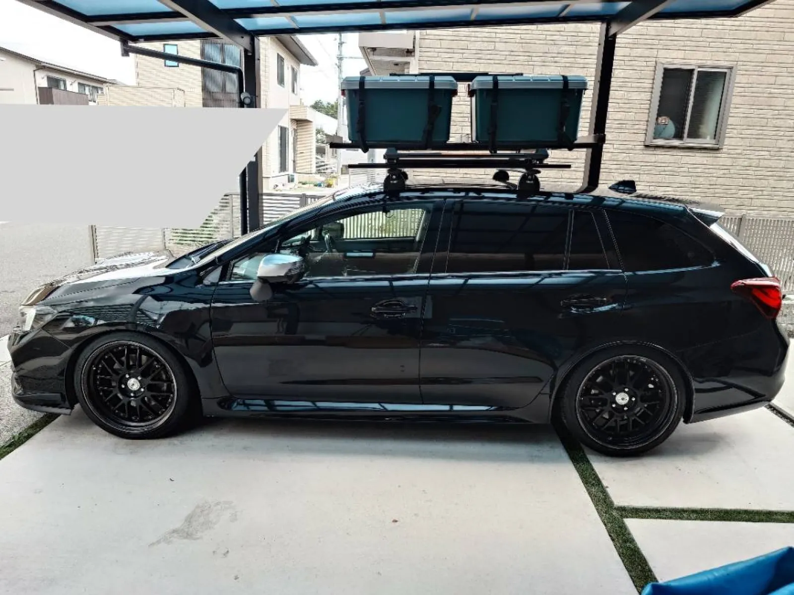 Elevating Roof Rackオプションのコンテナラックにコンテナ積載したところです。


仮で載せてみたので微調整はまだです。