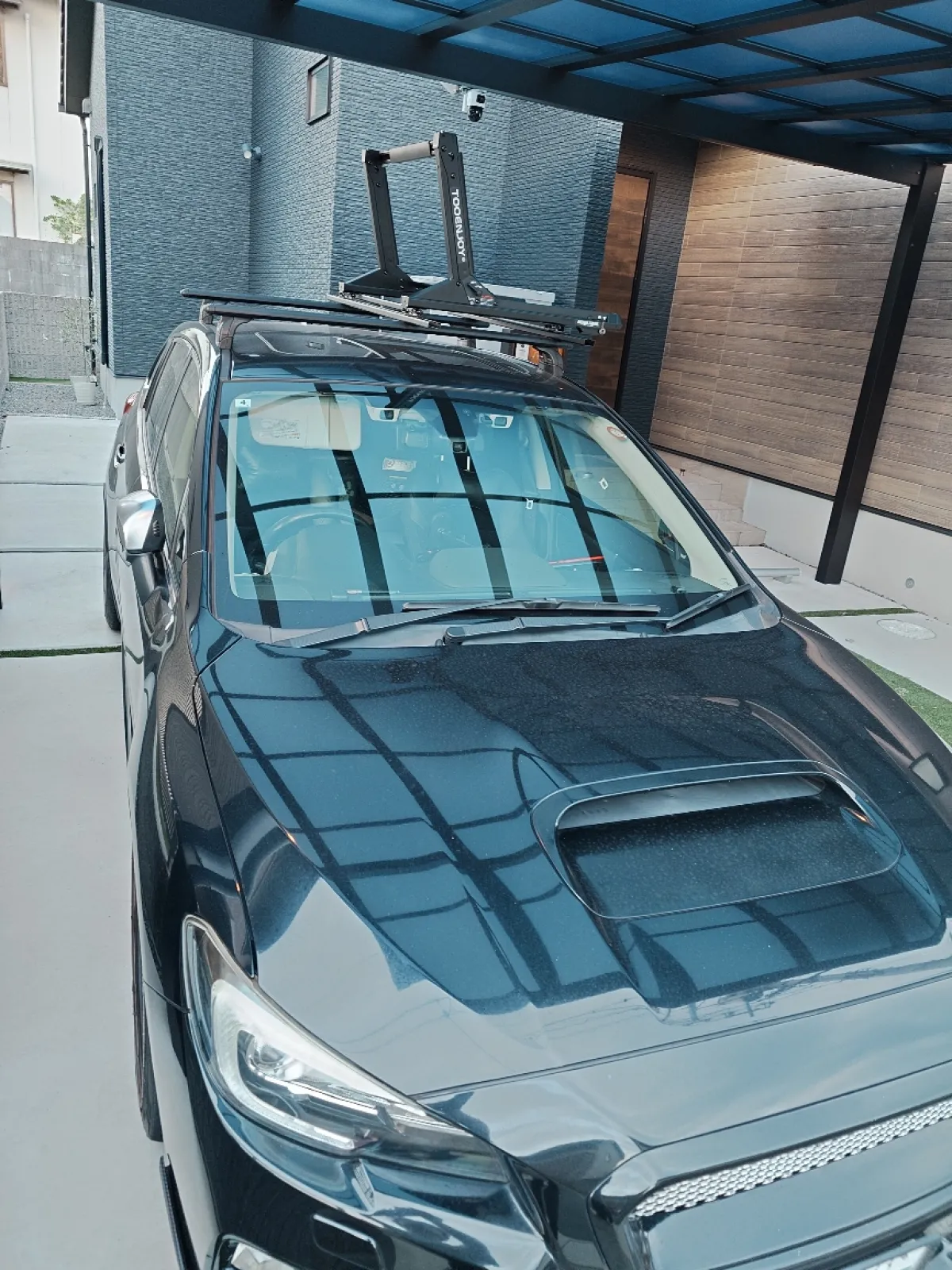 取り付け完了したところです。

結構高さありますのでアンダーパスや立体駐車場は要注意です。

また、取り付け延長BARをつけるとその分の高さも追加されます。