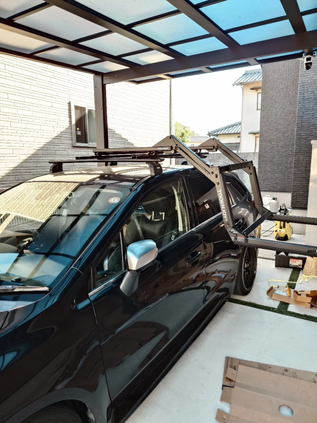 引き出したところ

車高が高い車の方が恩恵は大きいですが、
ルーフラックの荷物の積み下ろしが楽になります！

ただ、車の横に引き出すので、スペースに注意です。