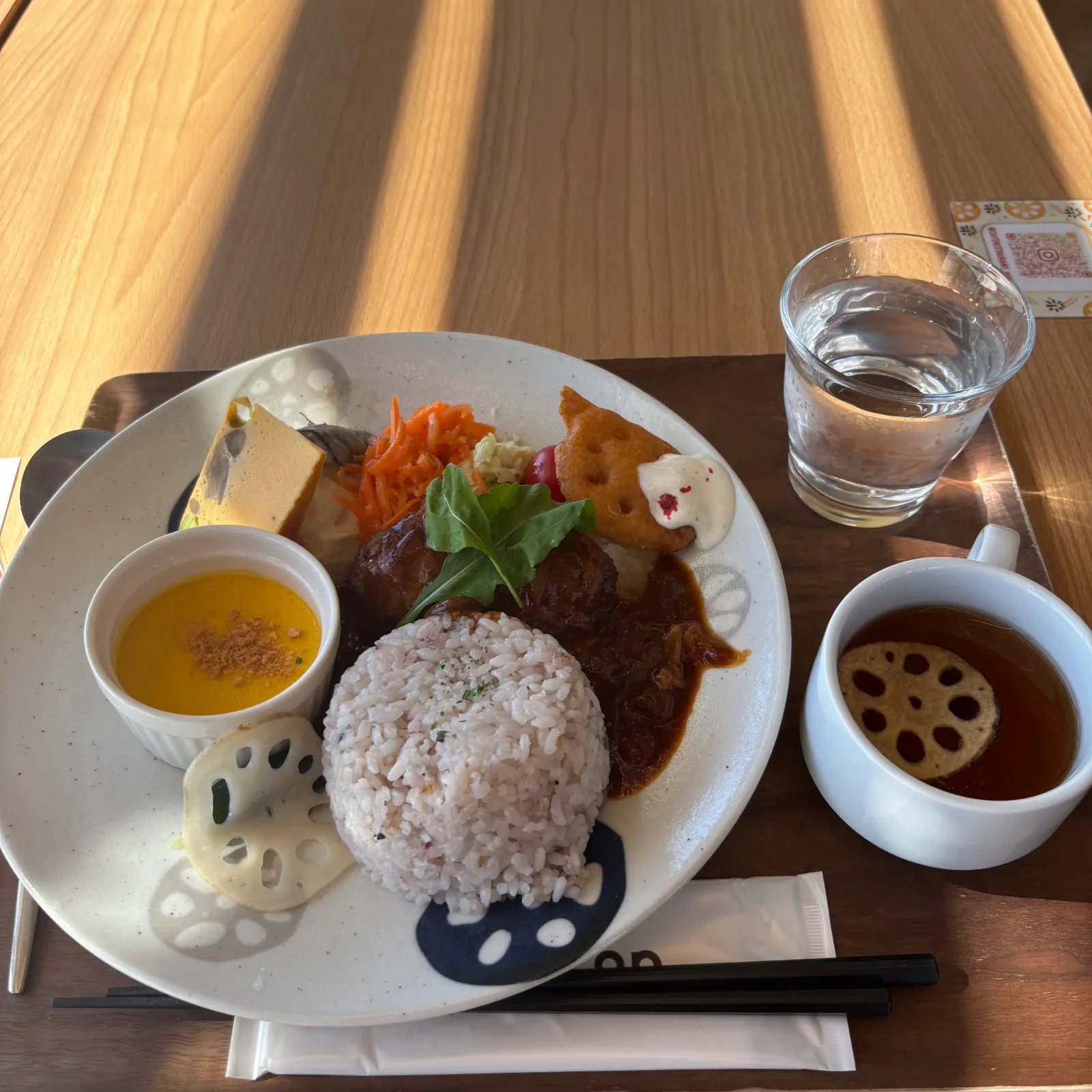 のんびりおひとり様ランチ。
愛西蓮根ハンバーグプレートとアイスラテをいただきました。
レンコンがいろんな形で入ってて美味しい&楽しい😃
カフェの中もハロウィン🎃の飾りがされていて可愛かったです。
夫も一緒に来れたらいいけど週末はめちゃくちゃ混んでそうなのが💦