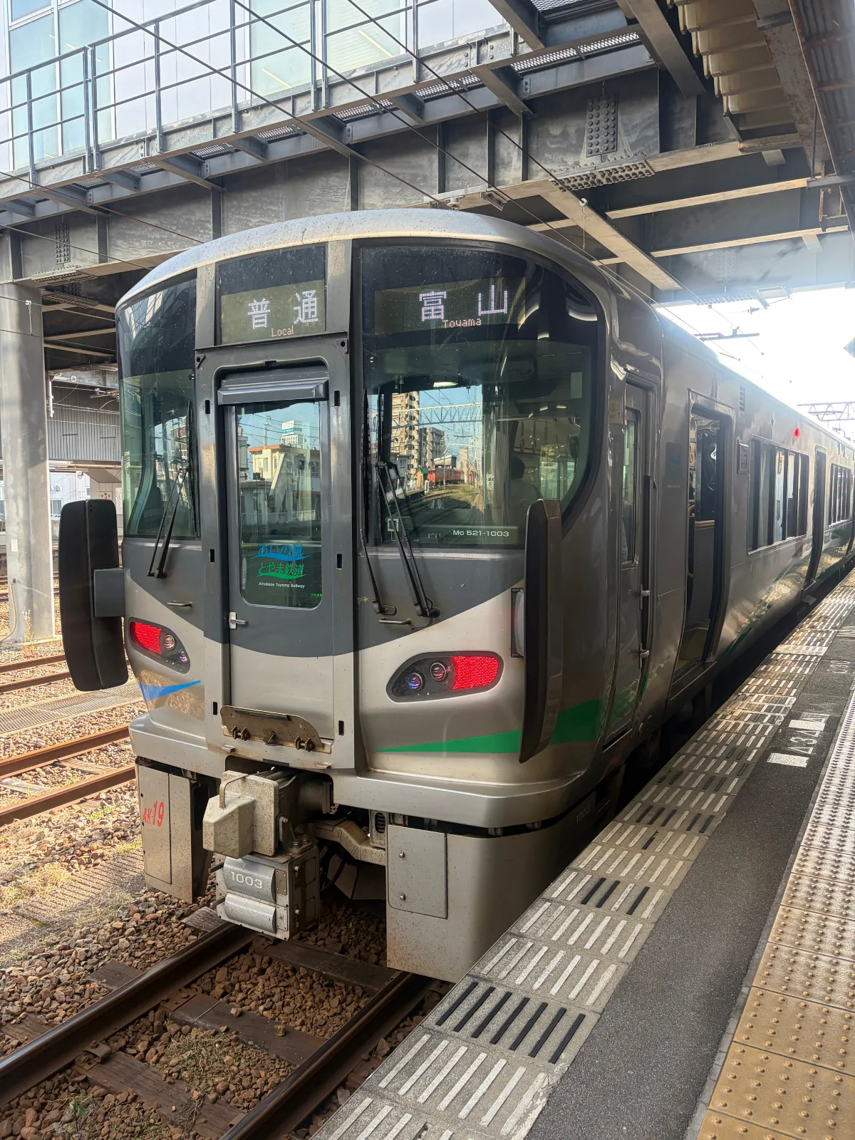 富山旅行で見かけた、あいの風とやま鉄道の車両！

シルバーの車体にグリーンのラインが入った、落ち着いたデザインが印象的✨

普段とは違う地域の電車を見るのも、旅行ならではの楽しみのひとつですね😊

富山は立山連峰の雄大な景色や日本海の海の幸など、魅力がいっぱい！

レンタカーで景色を楽しみながら観光スポットを巡ったり、ローカル鉄道に乗ってみたり。

ドライブと鉄道旅、どちらも楽しみたくなる場所です🚗