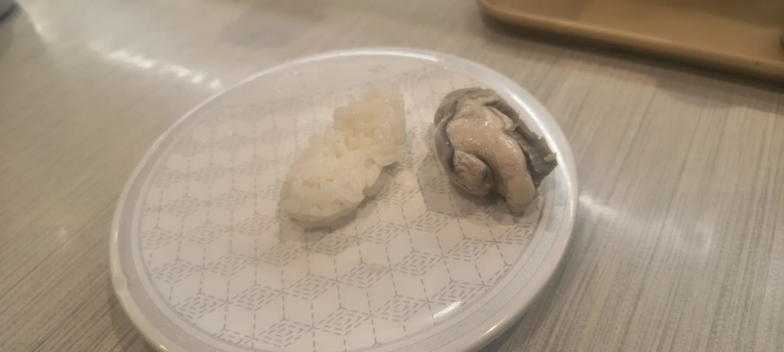 回転寿司で牡蠣の握りを頼んでついたらこれw
ちょっと生きが良すぎやしませんか!?ww
この形状はコロコロしそう、作る側の大変なやつw
味は美味しかったです！