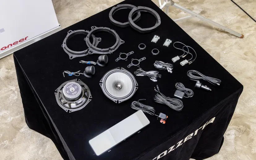 フルモデルチェンジしたパイオニアのカスタムフィットスピーカー“Fシリーズ”、デモカーで聞き比べてみた